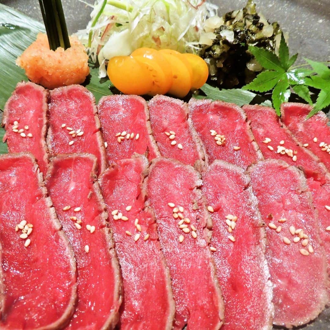 尾崎牛_肉割烹_吟_難波のインスタグラム：「おはよう御座います。 吟難波店でございます。  本日のお写真は お客様からの大好評！！！ 尾崎牛たたき 特製出汁ポン酢に つけて食べれば絶品間違いなし ぜひご賞味くださいませ  Open　17時00分 close 23時00分  コースラスト　20時30分 アラカルトラスト　　21時45分  ■開催中■ 〜吟難波限定〜 LINE友達募集 1度でも吟難波店にご来店くださった お客様のみプレミアムクーポンなど 配信致します。 例:10%、20%、30%off もしや半額やコース1名様分無料など 絶対にお得です   ■緊急募集■ 年齢問わず未経験大歓迎 研修期間は1ヶ月〜3ヶ月程度 研修期間の時給1000円〜スタート 昇給あり賄いあり 17:00〜23:00 (高校生22:00まで)  10代から20代後半までの 幅広い仲間関係楽しく仕事できます！  〒542-0076 大阪府大阪市中央区難波1-8-16 NAMBA HIPS 10F TEL 06-6214-1131 17:00〜23:00  またテイクアウトも 絶賛好評中です。 お早めのご予約を  #meat #namba #gin #Ozaki beef #meat #private room #night view #namba hips  #難波 #肉 #吟 #なんば #尾崎牛 #難波駅 #駅チカ　 #吟華盛 #弁当　 #大阪難波　 #夜景　 #なんばHIPS　 #ヒップス #個室 #ワイン #スパークリング #記念日 #誕生日 #肉好きな人と繋がりたい #カップル席 #大阪グルメ #難波グルメ #難波ディナー #難波クーポン」