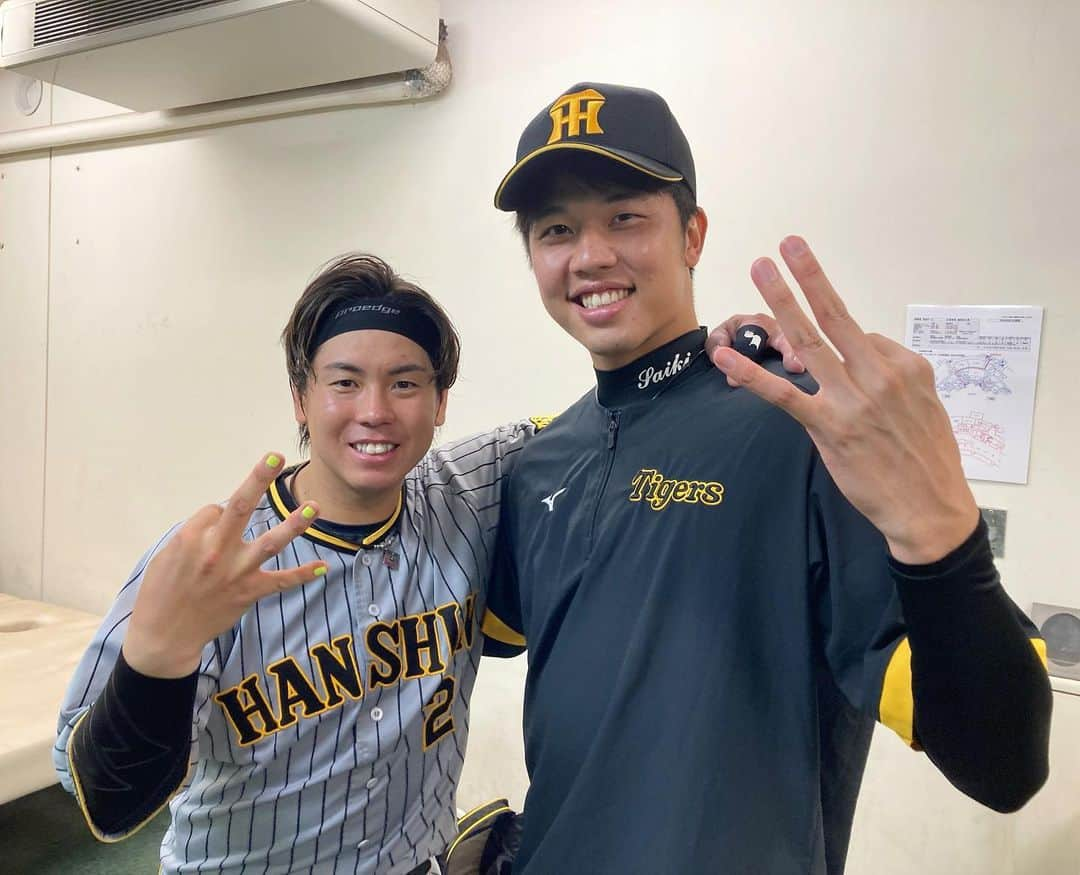 阪神タイガースさんのインスタグラム写真 - (阪神タイガースInstagram)「才木選手×梅野選手のバッテリー！ #ナイスバッテリー ✨ #才木浩人 選手 #3勝目  #梅野隆太郎 選手 #3安打猛打賞  #阪神タイガース  #イチにカケル！」8月21日 18時22分 - hanshintigers_official