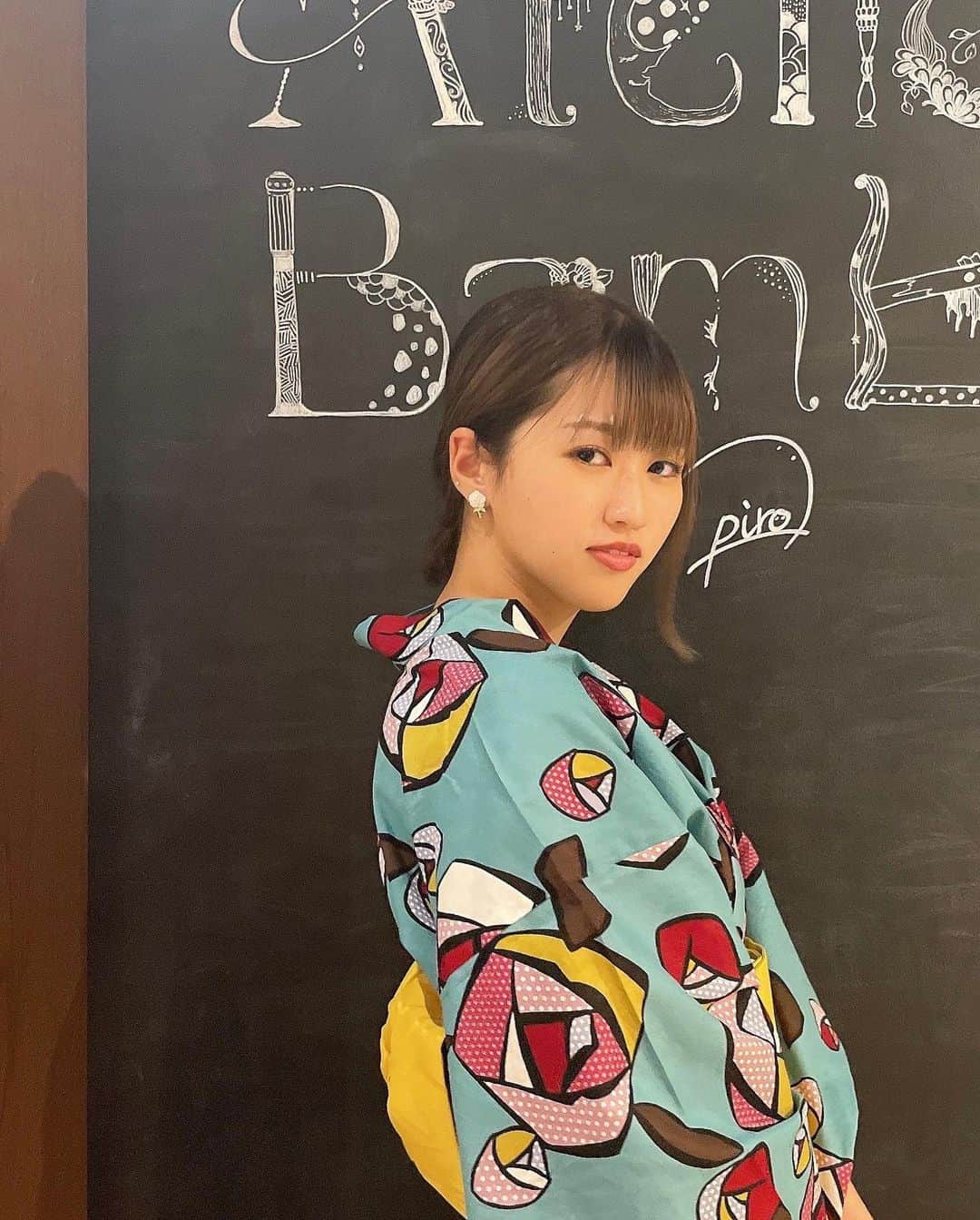ぴろまるのインスタグラム：「イベントで久々に浴衣着た〜🎐 . 浴衣 @dita_official  . #第二回さとぴろイベント #楽しかったな #ちなみに今回の浴衣のカラーは #ちょい渋青緑 #いや #エメラルドグリーン #絶対に人と被らないと定評のある浴衣です #🍧 #🍉 #浴衣 #花柄浴衣 #レトロ浴衣 #浴衣女子」
