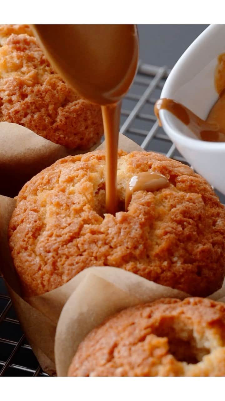 EMOJOIE CUISINEのインスタグラム：「I made Lotus Biscoff Spread Cupcakes!🧁  🔗Check out the video link in BIO for the recipes.  ロータス スペキュロススプレッドカップケーキを作りました！🧁  🔗分量と作り方はプロフィールの動画リンクから  • • • #pastry  #pastrylife #pastryart #dessert #dessertstagram #baker #bake #foodstagram #instabake #baking #beautifulcuisines  #instafood  #foodpics #クッキンググラム #デリスタグラマー  #フーディーテーブル  #お菓子作り #お菓子部 #おうちカフェ #手作りスイーツ #手作りケーキ #パティシエカメラ部 #lotus #biscoff #speculoos #ロータスクッキー #cupcake #カップケーキ」