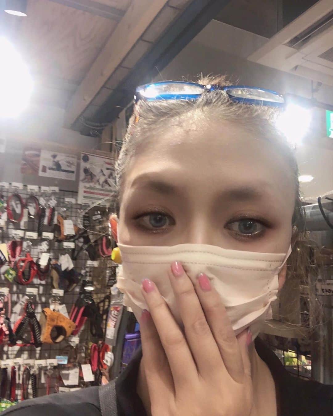 広田レオナのインスタグラム：「あんなに気をつけていたのに 新型コロナに罹ってしまいましたん😂ヒロムくんも一緒に… ハイリスクなので心配した通り呼吸が1番辛く…しかし世田谷区だけでも入院100人以上待機中という事で…怖かったですね… やはりヒロムくんは体力あるので回復が早く、それでも今までで1番辛そうでした… テレビではベッドは満床ではない数字ですがお医者さんもいない…お金だけもらって機能してない病院もあるんじゃないかと思ってしまいました… お年寄りと身体に疾患がある人達にはまだまだ危険な新型コロナです 2年半経ってもコロナ対策はこんなに杜撰なんだなと…残念な気持ちです…入院出来なくても薬くらい出してよ〜😭 7月31日に発症して8月10日には外に出ていい事になりましたが味覚嗅覚障害と左股関節は使わなければ治るはずなんですが痛み止めは全く効かず完全に足を引き摺っています 呼吸は肺ガン術後3ヶ月くらいに戻ってしまいました😂家の階段で血中酸素濃度91心拍数160って😂 ちょっと仕事しただけで異常なまでの倦怠感…これが後遺症かぁ😩 仕事が詰まっているので動かないわけにはいかず😂痛いのも辛いのも当たり前〜と歌いながら自分で自分を鼓舞しております😅✌🏻 今、まだ映画の撮影中なんですが…1日ワンシーンが精一杯な気がします😭ご迷惑をかけますが最後までお付き合いください🙇‍♂️🙇‍♂️🙇‍♂️ この状態でケンタウロスなる新型に罹ったら今度こそ終わりだなと😭 キョーフですが😅頑張らなきゃね💪大丈夫❕ワシは強いから✨  #終活どころじゃない😭 #抗原検査キットは症状ない人には陰性😨 #ちょっとでも風邪っぽい人お願いだから近づかないでね🥹 #ケンタウロスの次の名前気になる😂 #医療従事者の方達には本当に頭が下がります」