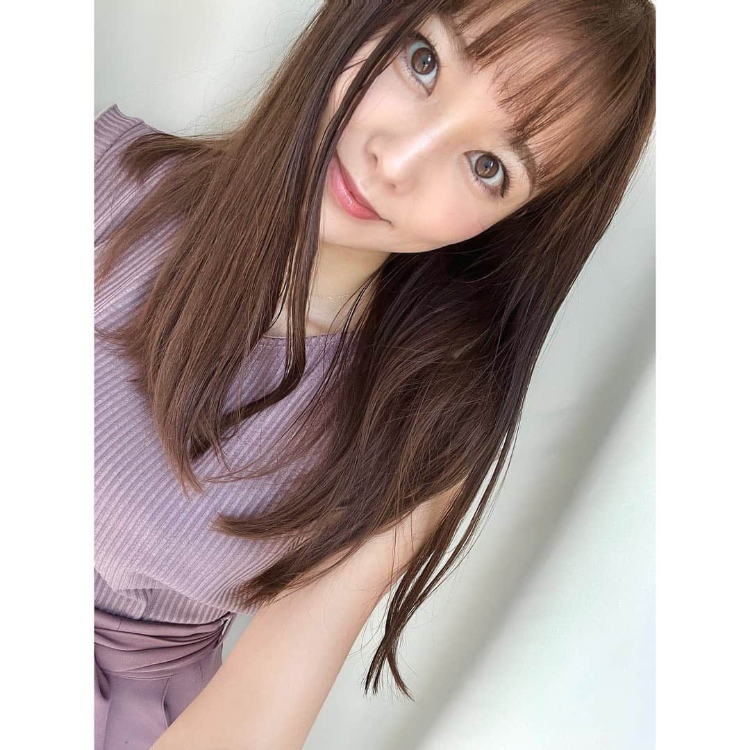 江藤菜摘のインスタグラム：「. 前髪ぱっつんも好き。 #ヴィーガンカラー でつやつや髪🫶 . . @whyte.hair  @whyte_hinano  . #ヴィーガン  #ヘアカラー  #ヘアサロン  . #vegancolor  #vegan」