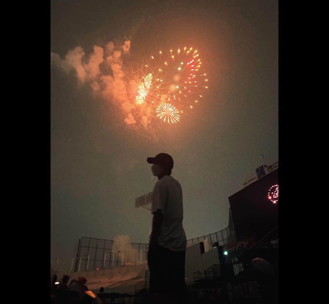 工藤大貴のインスタグラム：「神宮外苑花火大会最高でした アーティスト×花火の組み合わせは間違いない  1時間上がり続ける花火は見上げすぎて 首を痛めましたがとても綺麗でしたね 夏の思い出がまた増えました🎆  #神宮外苑花火大会 #花火大会 #花火」