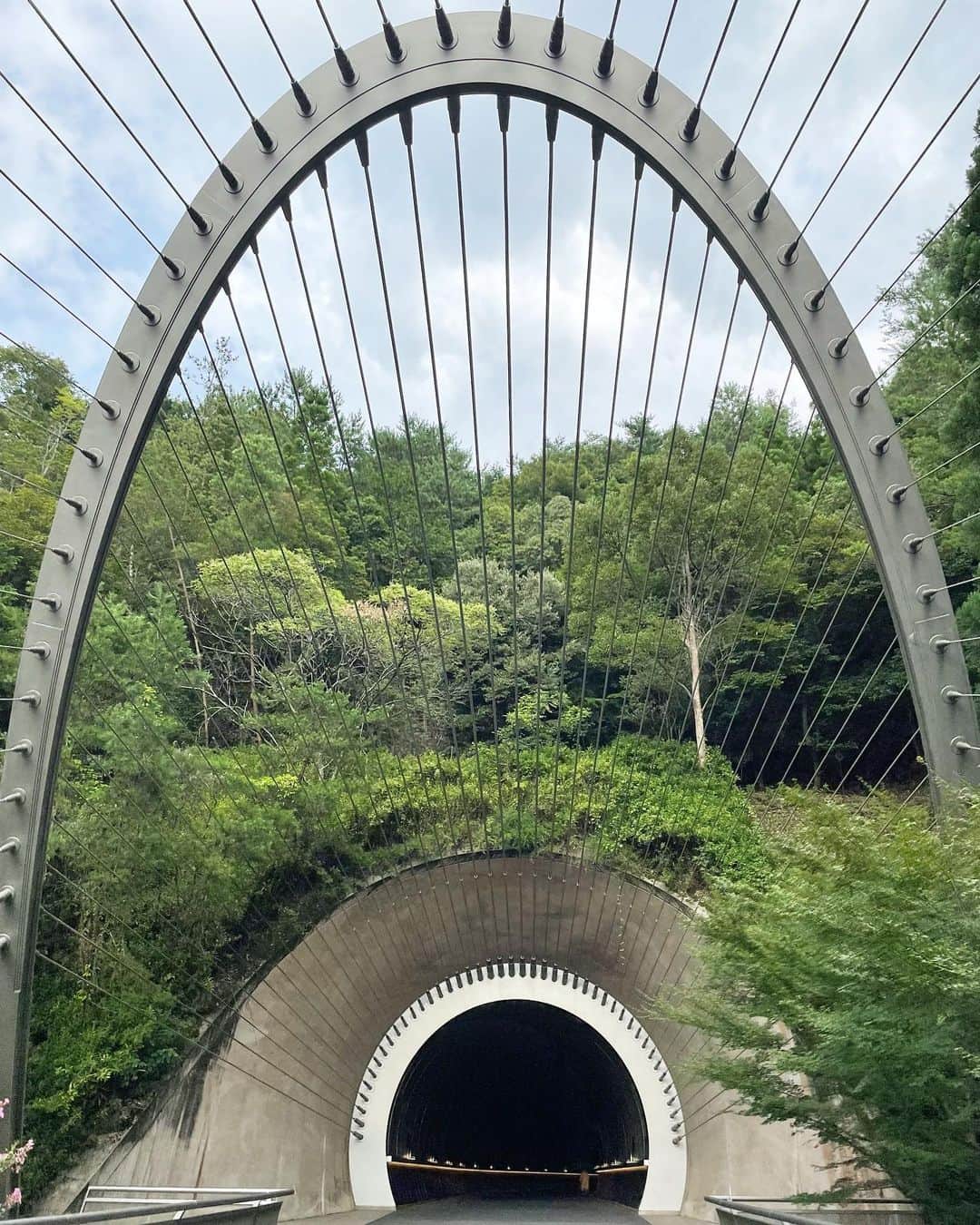 浅野菜緒子さんのインスタグラム写真 - (浅野菜緒子Instagram)「甲賀の山間に溶け込むMIHOミュージアム🌲⛰ 桃源郷の名に違わぬ異空間、トンネルを抜ける前から幻想的なムードに満ちていて、わくわく…桜の季節、夕陽が落ちるにつれてトンネルが桜色に染まっていくそうで、いつか見てみたいです🌸 . #弾丸出張 #mihomuseum #architecture #museum #impei」8月21日 19時21分 - naokoasano