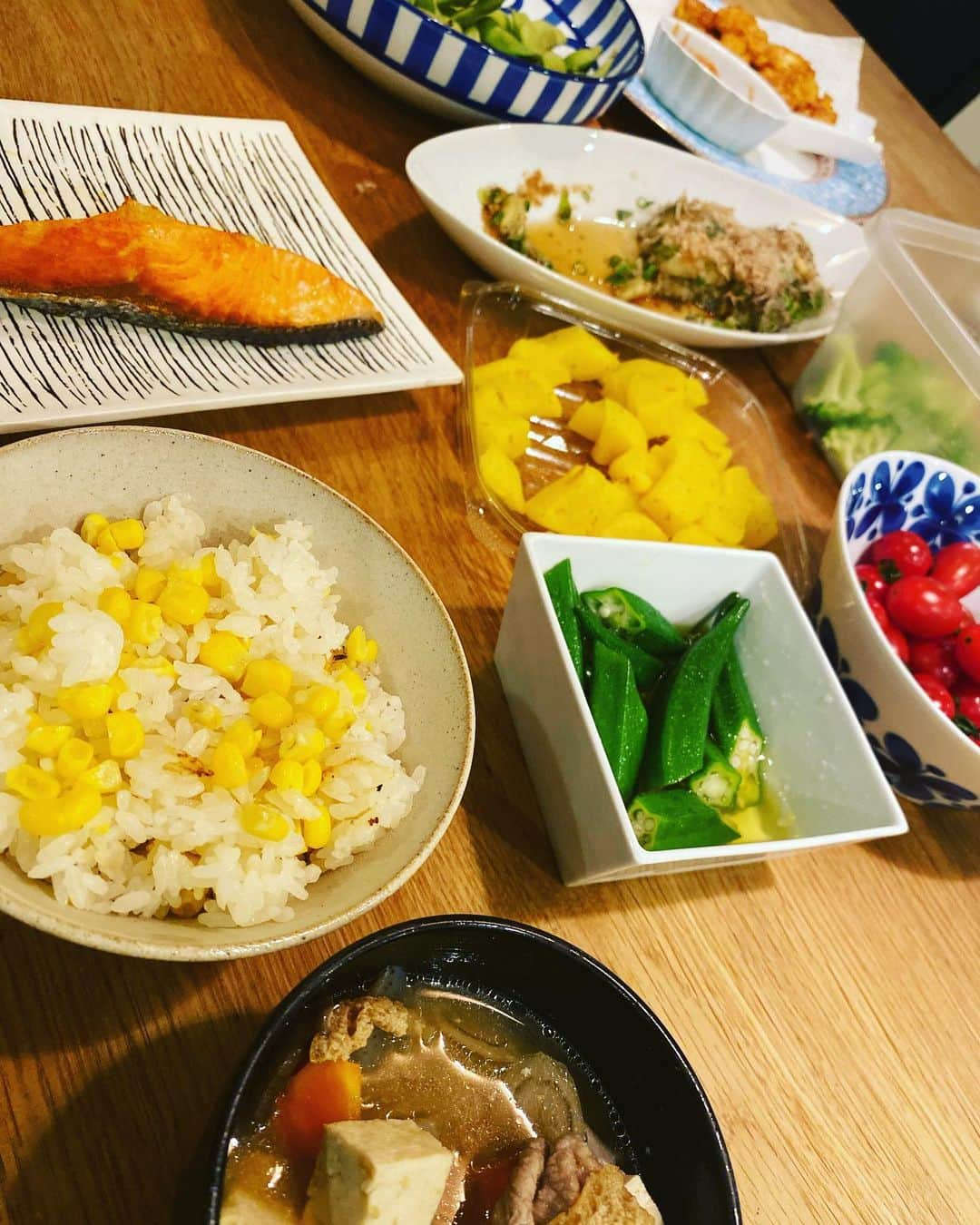 里田まいさんのインスタグラム写真 - (里田まいInstagram)「とうもろこしご飯 野菜たっぷり豚汁 枝豆 トマト 焼き茄子 ブロッコリー オクラピクルス チキンナゲット 焼き鮭 餃子 沢庵 いただきものでいただくご飯。 美味しかったよー！！」8月21日 19時31分 - maisatoda_official