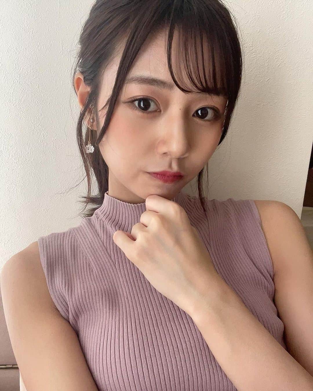 杉浦みずきのインスタグラム：「. いつもよりお姉さんぽくなるようにスタイリングしてみた笑 スワイプしてね❤︎  眉毛とまつ毛のメンテナンスは いつも　@une_fleur_sara さんにお願いしてます😌 ありがとうございます💕  @une_fleur_eyebrow   #パリジェンヌラッシュリフト #パリジェンヌ #眉毛サロン  #ポニーテール #ポニーテールアレンジ #ニットワンピース #ニットワンピ」