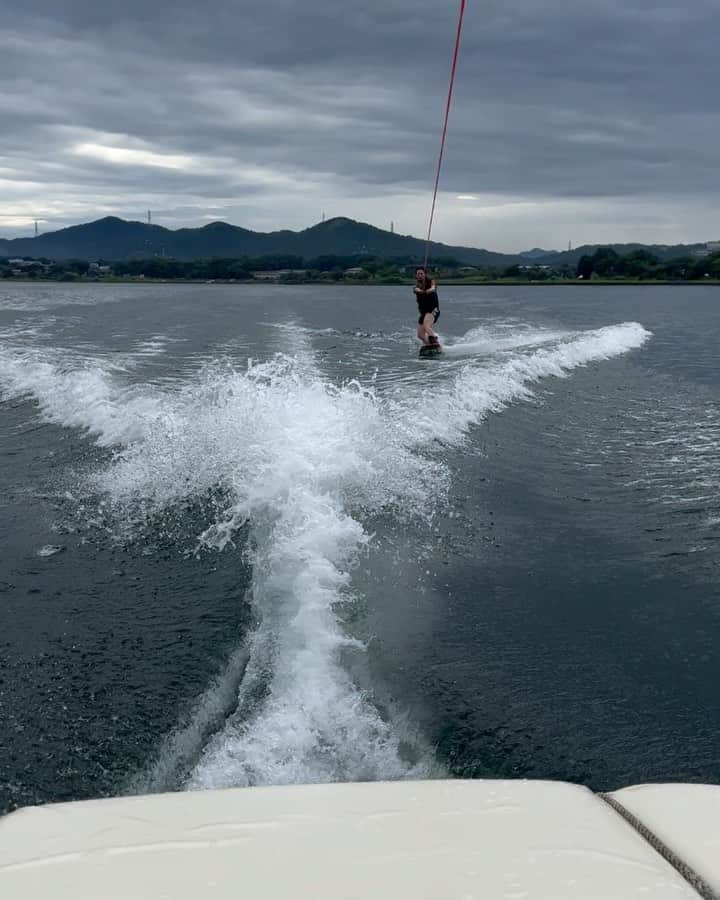 高木菜那のインスタグラム：「山中湖で今年の夏休み🌈 朝から6年ぶりのウェイクボードしてきました🏄✨ 人生で4.5回しか乗ったことないし6年ぶりだったので 立てるかどうか不安だったけど楽しすぎた🤩 スポーツってやっぱり楽しいなと実感しましたー！！ そして朝ご飯に山中湖沿いにある 玉子かけご飯のお店へ🍚 すごく美味しかったー✨ 玉子かけご飯も野菜も美味しいし富士山も見えるし 心がリフレッシュされました！ 山中の人は皆さんが温かいし、自然も沢山あって 本当に好きな場所です💕 また遊びにこよう🐶✨  @amanoya.3  #山中湖 #夏休み #富士山  #ウェイクボード #初心者  #玉子かけご飯　#天野屋山中湖三号店  #お昼はほうとう食べたよ  #すっぴん #眩しい  #初めて跳べて気を抜いたら転んだ  #最後の転び方カッコ悪い  #もっと上手になりたいな」