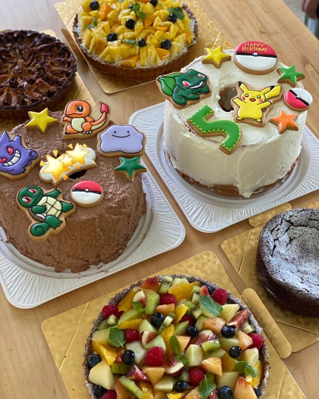 迫田愛子のインスタグラム：「⁡ 息子5歳のお誕生日会🎉 ケーキはお友達の @riebon_boulange_rie にオーダー🎂✨ 1回に出来るMAX何台？と無茶苦茶なオーダー。笑 ⁡ 6台作って貰いました🥺💛笑 ⁡ シフォンケーキ チョコシフォンケーキ フルーツタルト パイナップルとココナッツのタルト イチヂクのベイクドケーキ ガトーショコラ ⁡ @riebon_boulange_rie のケーキ、1度食べた人たちはみんなファンになってどこで買ったの⁈⁈と質問の嵐。 ⁡ ひっそりと個人でオーダーを受けているので問い合わせは @riebon_boulange_rie にどうぞ💛 ⁡ アイシングクッキーは昨年もオーダーした @icing.sugarlab  今回も大満足💛 ⁡ 昨年恐竜→今年ポケモン ⁡ 今年も可愛い美味しい妥協なし‼︎で、わたしが大満足。笑 ⁡ ⁡#happybirthday  ⁡」
