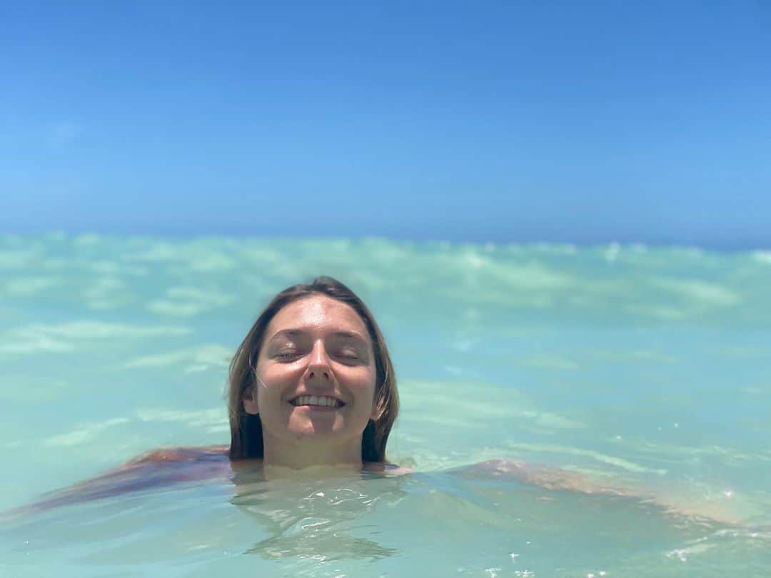 ミカエル・ミシェルのインスタグラム：「Who loves the sea? ☀️🌊🏖  #withoutfilter #memories #maurtius #sea #beach」