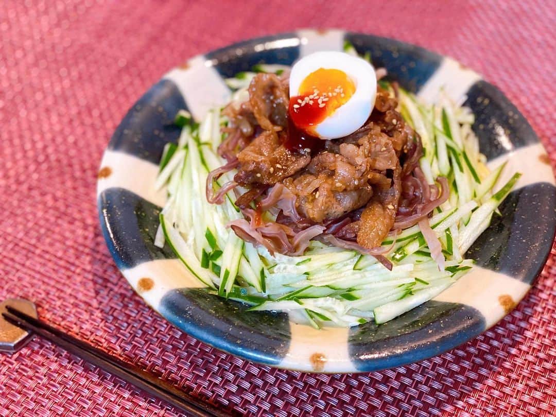 のインスタグラム：「作るのが億劫な日の夜ご飯🎐  #早織飯　 #今日のごはん #ご飯記録  #韓国風冷やし中華  冷やし中華始めたばかりなのに、 夏終わる？？  作り方 牛肉うす切りを焼肉のタレ:コチュジャン3:1で 合わせた調味料で炒めて、 薄切りにしたきゅうり、生キクラゲ、 ゆで卵を乗せます。 冷やし中華に付属のごまだれに 少しコチュジャンを混ぜ、 全体に回しかけて完成です！」