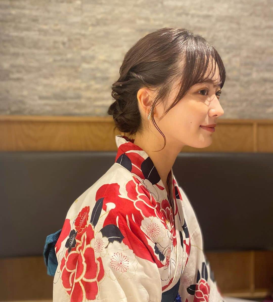 角川友紀のインスタグラム：「⁡ 神宮花火大会🎇 ⁡ ３年振りの花火で楽しみだったので久々に浴衣を着ました 無事打ち上げられて見れてよかったです☂️✨ ⁡ ヘアアレンジは @0512_mt 🥹🫶🏻 ⁡」