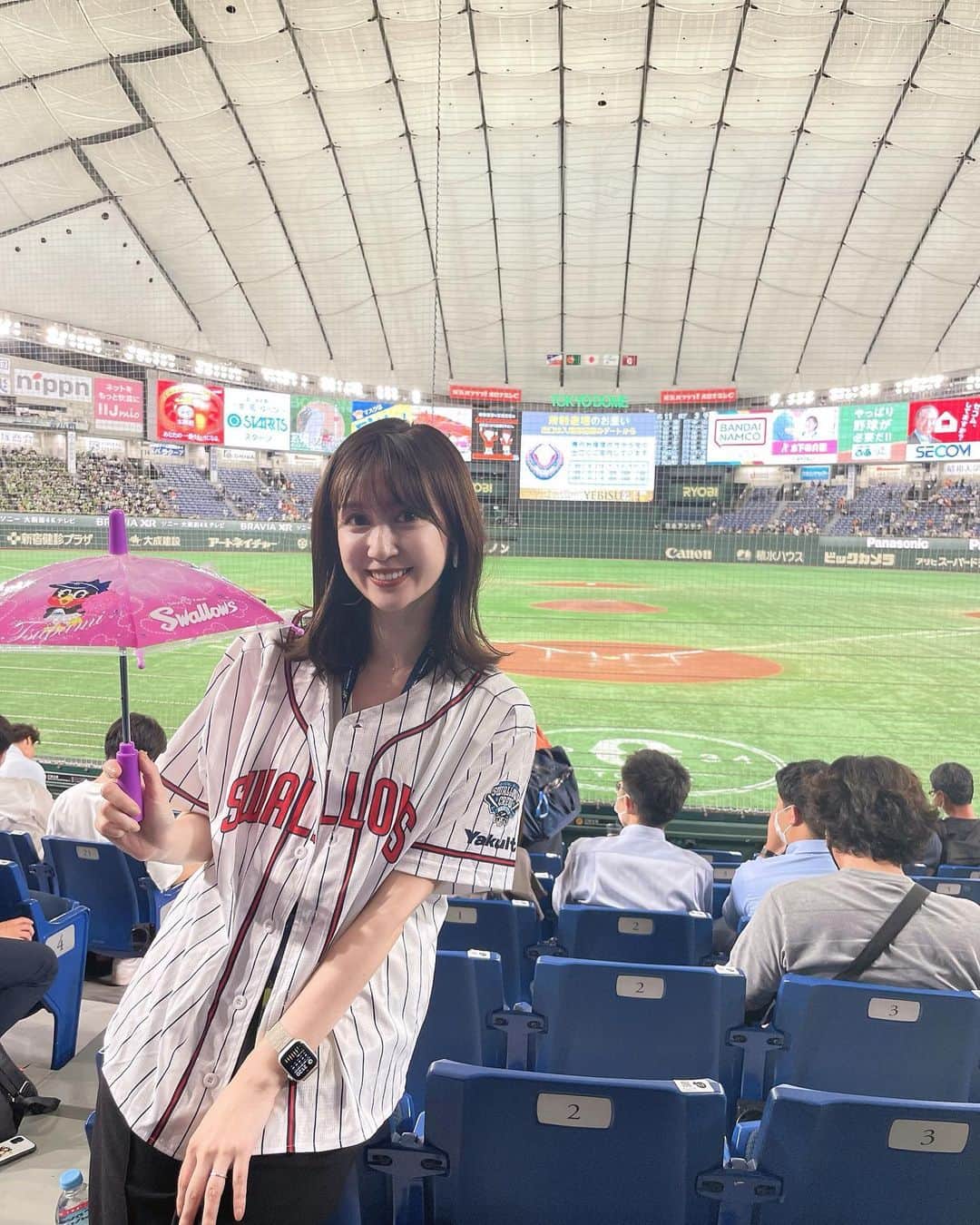 川本彩のインスタグラム：「わたしの夏の楽しみ高校野球が終わってしまう、、気持ち切り替えて(気付いたらゲーム差全然なくなってた、、あれ、いつの間に🙂？)プロ野球に集中しよっ🚶‍♀️🌍 写真は先月新部氏とドーム行ったときの⚾︎🤍 夏のドーム、本当に最高🥲🎉 #プロ野球 #ヤクルトスワローズ #東京ヤクルトスワローズ #東京ドーム」