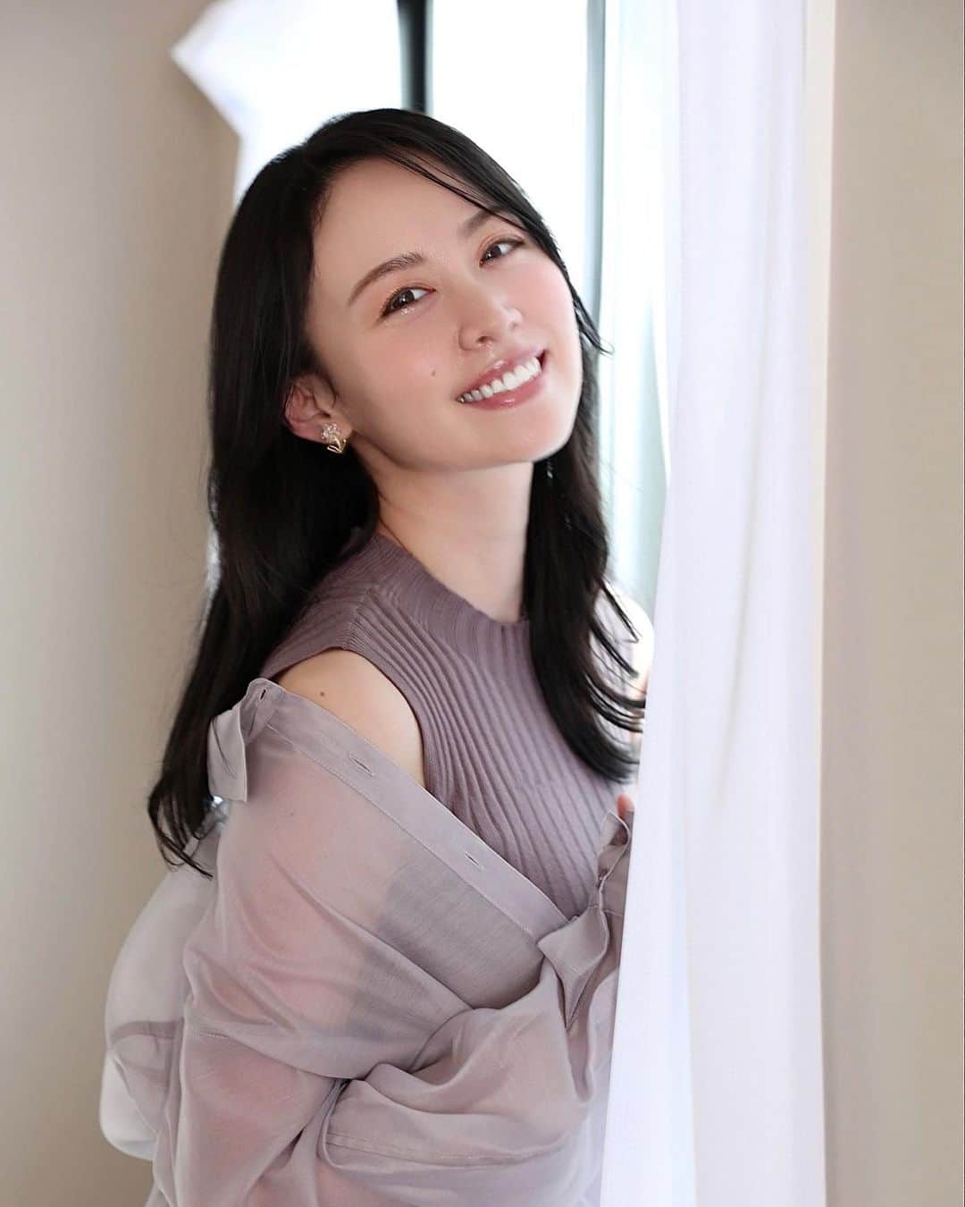 千倉里菜のインスタグラム：「新しい写真たくさん撮ってもらいました‼︎🌷  以前の写真でも載せられてないの結構あるから、こまめにupしていこう😂  #profile #profilepic #profilepictures #portrait」