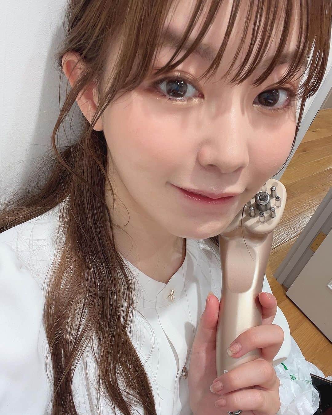 一城あやののインスタグラム：「撮影の待ち時間に美顔器中。顔小さくなれ . . . . . . . . . . #inazuma #イナズマ #美顔器  #美容好きな人と繋がりたい  #美容家 #美容家電 #美容マニア #美容オタク #小顔 #小顔ケア #小顔矯正 #美肌ケア #美肌 #クレンジング #美容垢 #女子大生 #ゆるふわ #抜け感 #抜け感メイク #上品 #トレンドメイク #撮影モデル #proportionbodydressing」