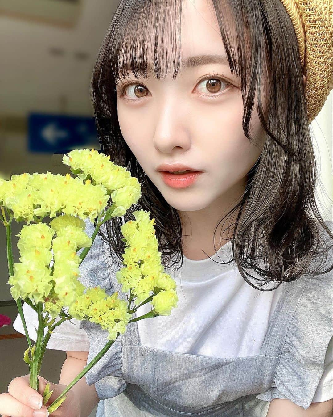 のインスタグラム：「オンラインサイン会ありがとうございました！今日の生写真を撮影した時のオフショット。4ヶ月前くらいに撮影したんじゃけど、髪の毛短くてびっくり。伸びるの早い😯」