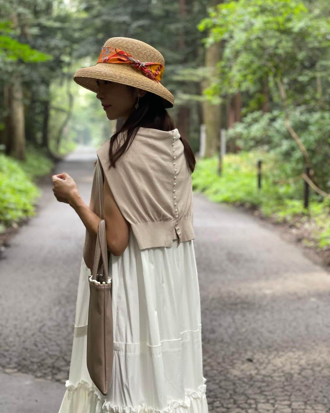 のインスタグラム：「- 明治神宮へ⛩  お札を返しに行ってきました🤲 いつ参拝に来ても気持ちが良い🌿 雨上がりで蒸し蒸ししてたけど、気分はスッキリ⤴️  #明治神宮」