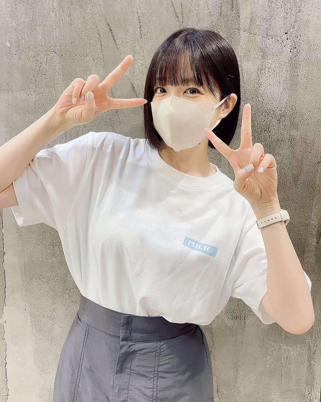 諏訪彩花のインスタグラム：「こんばんわ🌟 髪を久々に切りました(#^.^#) 伸ばしてたけど、なんか急にサッパリしたくなっちゃいまして💇‍♀️  なんか懐かしいなぁ…ボブ笑。 あの頃の自分にこんにちわ！って感じだ。。。 心が若返った気がしたから体もがんばります✊笑 短いすわもよろしくです🍑 #green #ボブ」