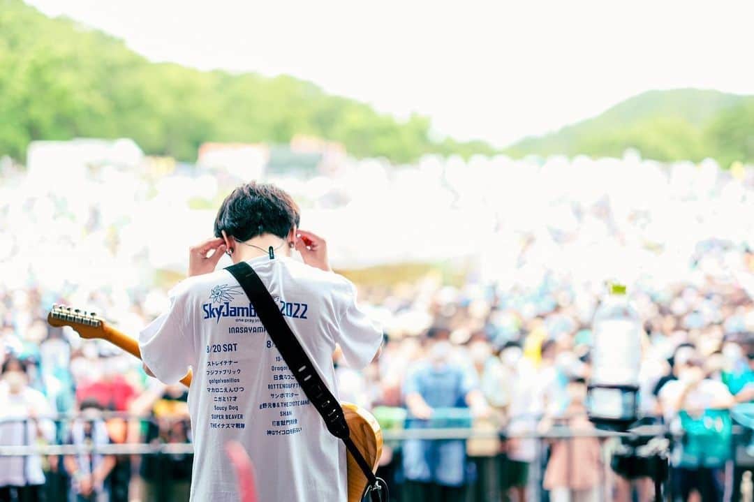石原慎也のインスタグラム：「Sky Jamboree 2022 稲佐山公園野外音楽堂　白石カメラ  念願のスカジャン、やっと出れた。やったジャン。 嬉しかった。ただその気持ちだけ置いて来ちゃった。  photo by 白石達也 @t_s_p_1988   I was sweating like a waterfall. That place was covered in plastic and looked like a tent sauna. But it was a lot of fun. SkyJamboree, which I had longed for.」