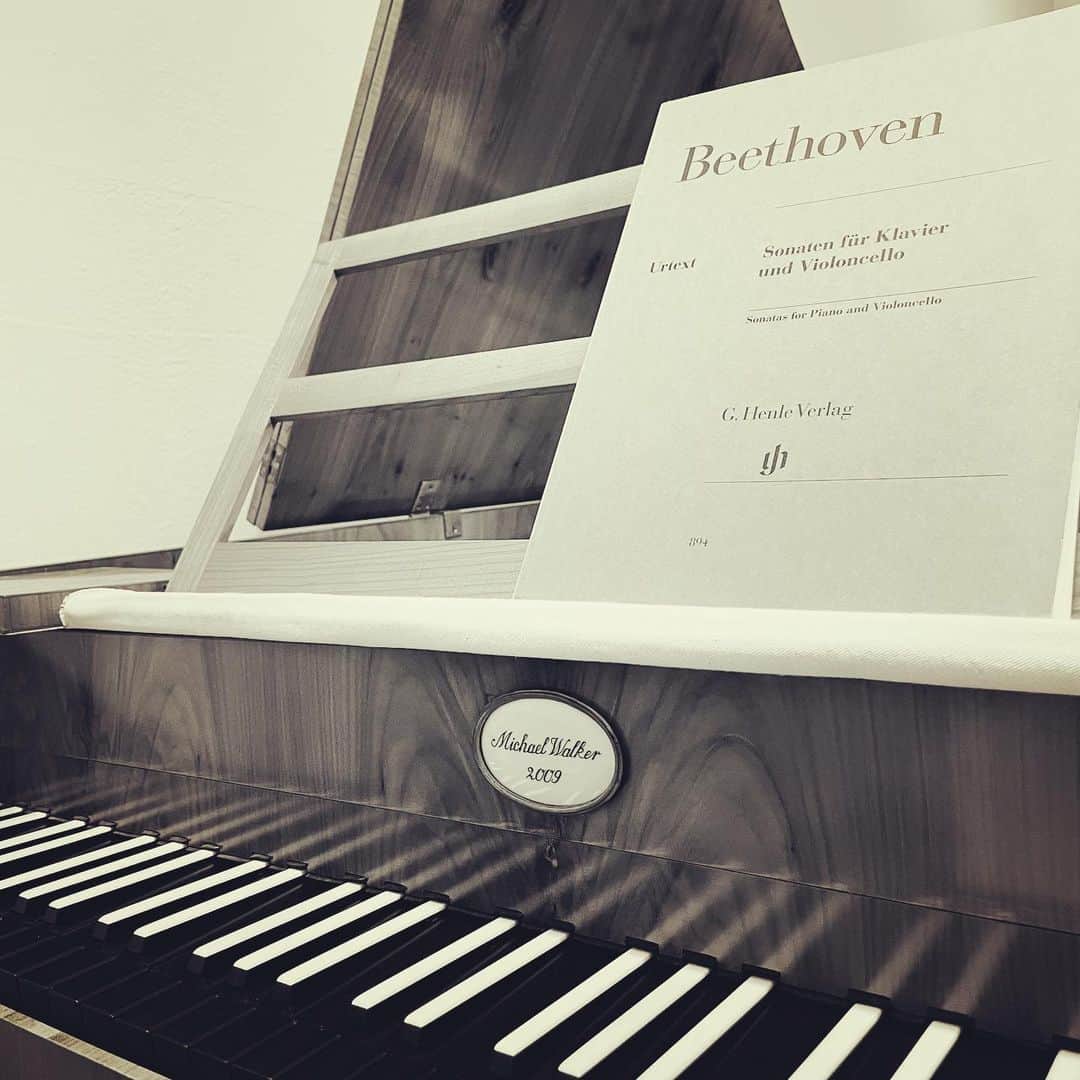 新倉瞳のインスタグラム：「Beethoven!!!!!!  12月3日、都内でフォルテピアノ奏者の加藤美季さんとBeethoven弾きます！！  詳細また近々お知らせ致します♪  本日は美季ちゃんとの初リハーサル。  もうね、最高。  一生べーとー勉強！！！」