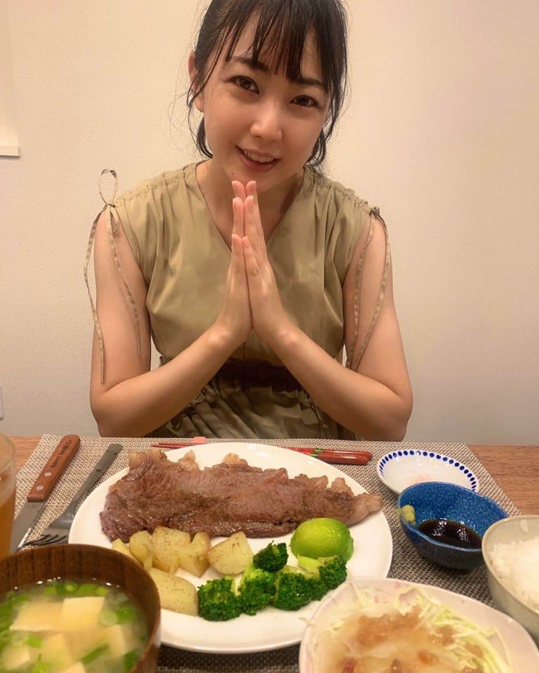 高橋沙織のインスタグラム：「旦那さんのお兄様がいつもめちゃくちゃ美味しいお肉を送ってくださいます...  食いしん坊さおりんと知ってか... 本当に嬉しすぎる(´；Д；`) ありがとうございます！！  ここんとこいろいろがんばったので、、 ひと段落したご褒美に。  今夜は贅沢にステーキ焼いちゃった♡  大分で買ったカボスも添えて... 美味しすぎ...  #さおりんごはん #新妻さおりん #ご褒美ごはん #ステーキ #黒毛和牛 #カボス #贅沢 #幸せ #たまらん #感謝 #焼き加減も最高」