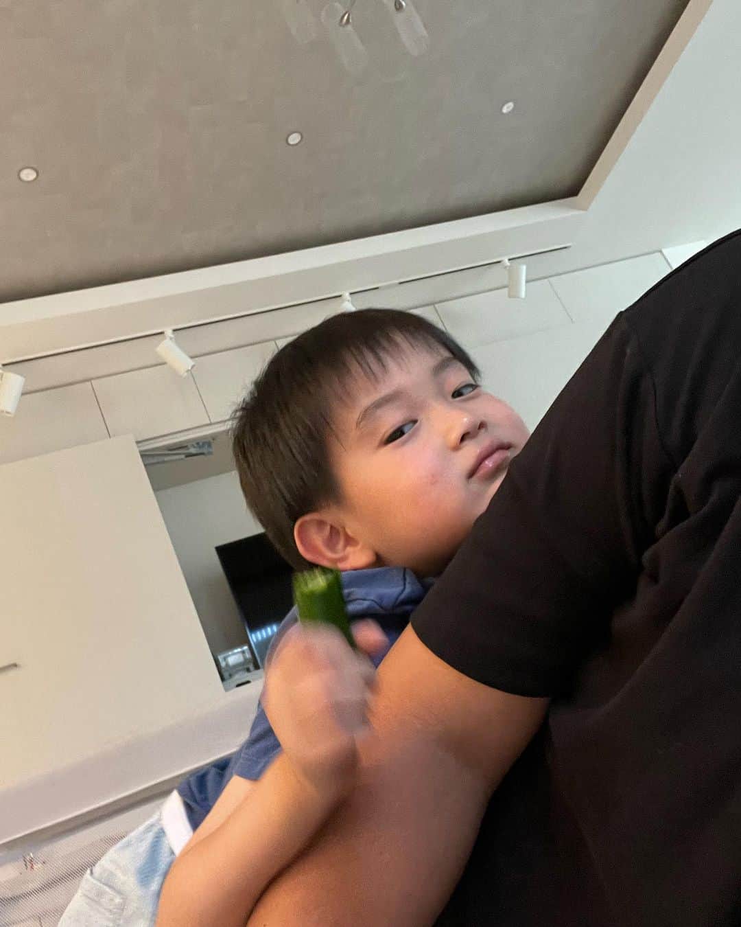 山口俊のインスタグラム：「ボリボリ音がすると思って「なに食べてるの?」と聞いたら「３時のおやつできゅうり食べてる！」と健康的な息子！w 写メ撮ろうとしたら恥ずかしがって隠したから写真ぶれぶれ。  #きゅうり  #きゅうりまるかじりする息子  #6さい  #3時のおやつ」