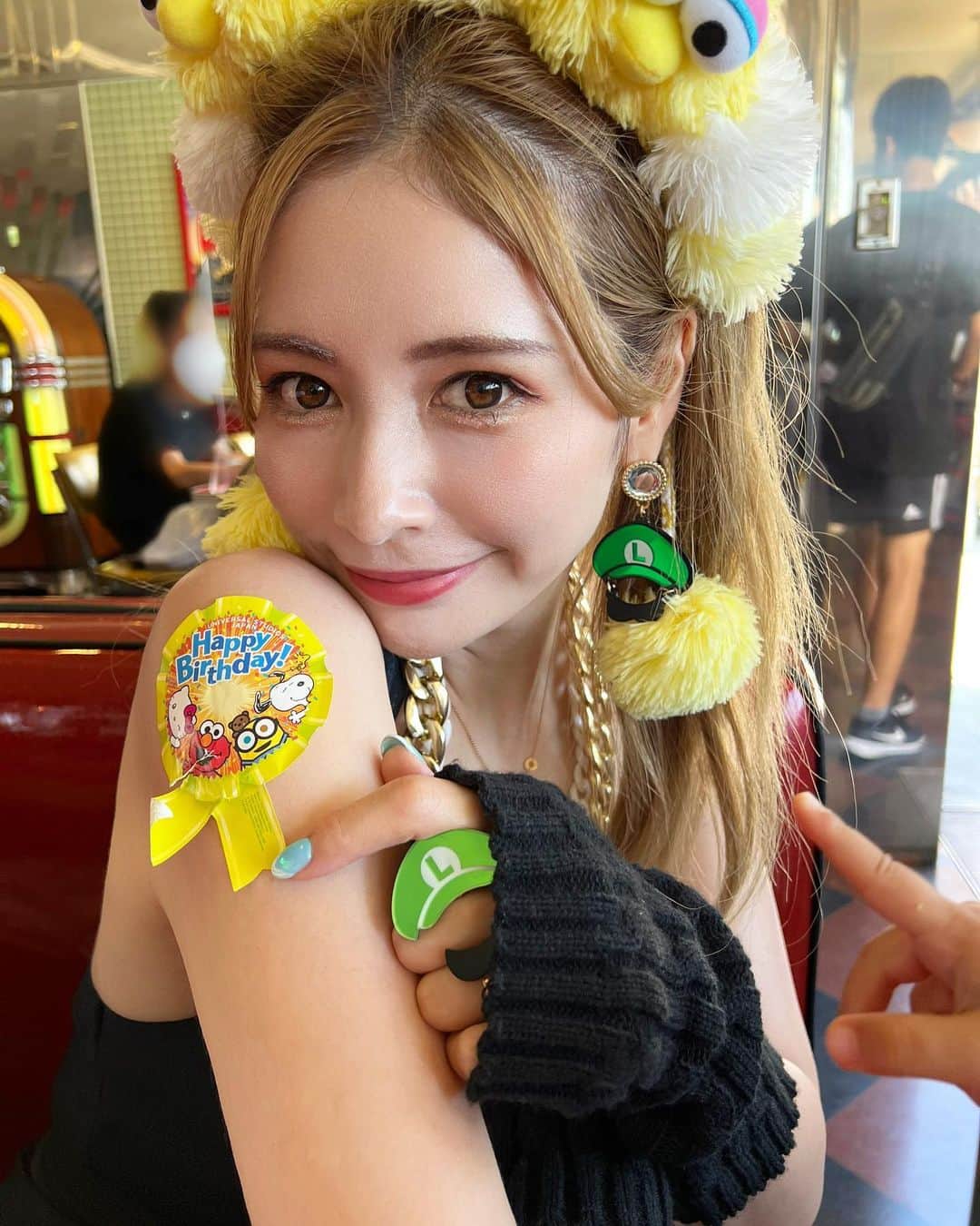 のインスタグラム：「誕生日ユニバ🎂💛 シールぼろぼろ。笑  イヤリングとリングはルイージ💚 可愛すぎるううう。 ユニバまたすぐ行きたい。笑 ・ ・ ・ ・ ・ ・ ・ ・ ・ ・ ・ ・ ・ ・ ・ ・ #誕生日ユニバ#バースデーユニバ#誕生日#バースデー#誕生日プレゼント#誕生日祝い#ユニバ#ユニバコーデ#ユニバーサルスタジオジャパン#大阪観光#大阪旅行#ルイージ#ニンテンドーワールド#マリオ#金髪ロング#金髪#カチューシャ#ユニバカチューシャ#アラサー#アラサー女子#夏休み#家族でお出かけ  #日焼け止め#happybirthdaytome#universalstudiosjapan#universal#ママコーデ#ママファッション#美白ケア#日焼け止め#日焼け対策」