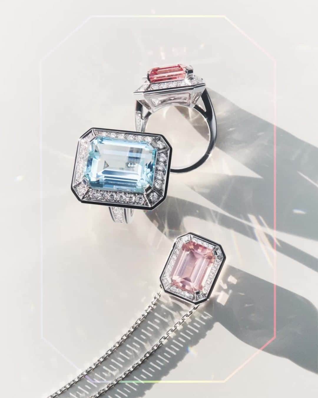 ブシュロンのインスタグラム：「SOUND ON - Far from Place Vendôme, the Liseré collection takes on color after a beach session ! ⁣ #BoucheronLiseré」