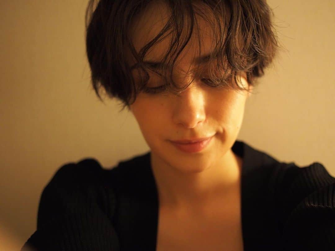 ホラン千秋さんのインスタグラム写真 - (ホラン千秋Instagram)「_ Loving my curly bangs🍥」8月21日 21時56分 - chiakihoran_official