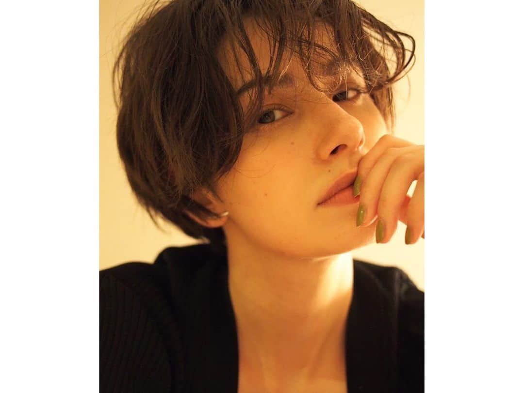 ホラン千秋さんのインスタグラム写真 - (ホラン千秋Instagram)「_ Loving my curly bangs🍥」8月21日 21時56分 - chiakihoran_official