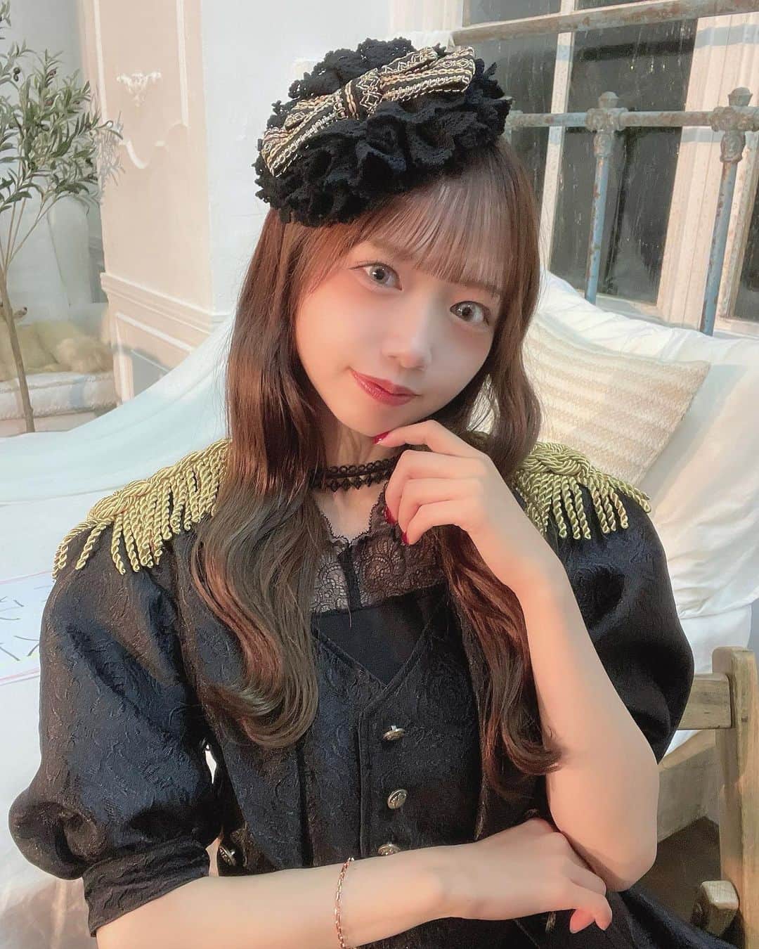 畑美紗起のインスタグラム：「♡重要なお知らせ♡  すでに知ってくださっている方もいらっしゃると思いますが 改めましてお伝えさせてください🌷  この度、わたし畑美紗起は 『×純文学少女歌劇団』の若草式ベス としても活動させて頂くこととなりました📚🌱  というのも、ミュージカルをやっていく人になります🩰  アイドルというジャンルではないかもしれませんが、 ライブパートがあり歌ったり踊ったり！もします🎤💓  音楽プロデューサーさんは WACKさんの曲を作っている方なので そちらも楽しみにしていてください♩  ラストアイドルが活動終了してしまい、 まだ受け止められない自分もいましたが、 それぞれの道に向かって頑張っているメンバーをみて、 自分もいろんなことに挑戦していかないと という気持ちにさせられました。  わたし自身、ミュージカル初挑戦でお芝居も ほぼ未経験の状態での挑戦となります。 右も左もわからないことばかりですが、 一緒に作り上げていくみんながいてくれる心強さと、 仕上がったら絶対にめちゃくちゃかっこいいものになるから みんなで素敵な作品を作っていきたいです✨  元ラスアイメンバーがわたし含め7人もいて、 せな、ふたば、なっちゃんの3人とは今回はじめましてですが、 舞台経験者なのでたくさん助けてもらっていて心強いです🥰  10人で助け合って補って前進していけたらと思います。  ラスアイのときに出会えたファンの方には、 新しいわたしたちをみていただきたいですし、 舞台が好きな方、初めての方にもみていただきたいです🥀  演出家の三浦さんをはじめ、 わたしたちメンバーとその他スタッフチームのみなさんと 生み出すものなので、全てがわくわくする内容です✨  それぞれのキャラクターもこの10人だけのものというのも面白く、 見に来てくださった方にしかわからない ×純文学少女歌劇団の世界観は特別なものとなると思います！  本番素敵なステージをお届けできるよう、精一杯頑張ります。 よろしくお願いします🍀  まずは9/5(月)〜9/11(日) TheaterMixaにて会おうね☺️🤍 ひさしぶりに会いたいもんね♡まってます…（＾ω＾）  #x純文学少女歌劇団 #畑美紗起 #若草式ベス」
