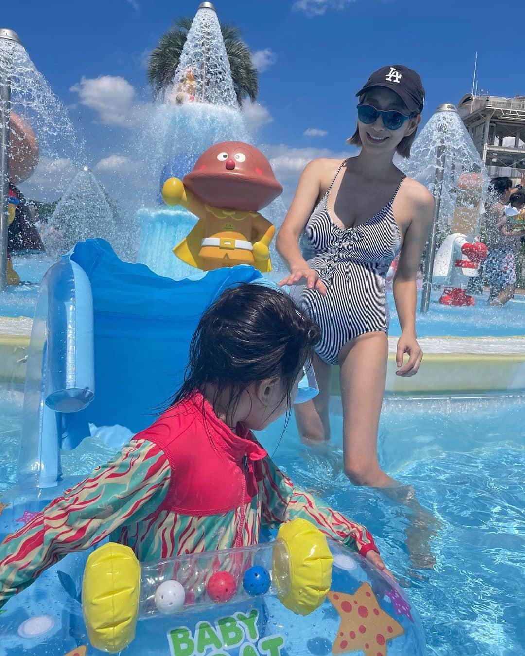 眞鍋さゆりのインスタグラム：「アンパンマンプールにテンション爆アガり🤩 丸一日遊んで吸い込まれるように寝た😂また連れていこう🤣 お酒が飲見たい気持ちを抑えながらフライドポテト 爆食しました🍟 夏最高🌞  #プール#pool#summer#夏」