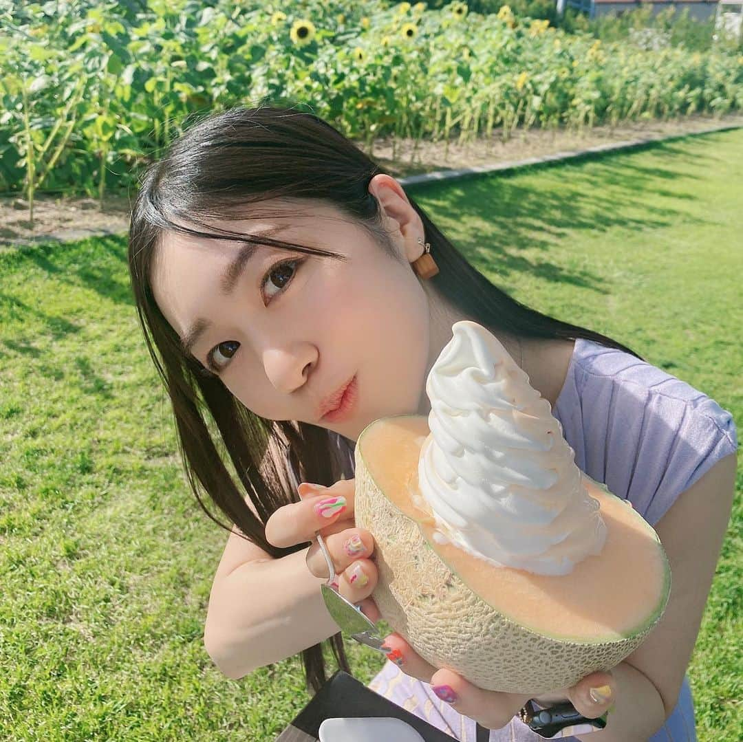 桜雪のインスタグラム：「夏を感じる夏休み！ メロンわんぱく食べしました🍈  夫はメロン食べると口痒くなるタイプで それほんとに一人で食べれるの？ って疑ってきましたが、 しっかり綺麗に完食しました。ぺろり。  #メロン #メロンソフト #ファーム富田 #とみたメロンハウス #富良野 #北海道旅行」