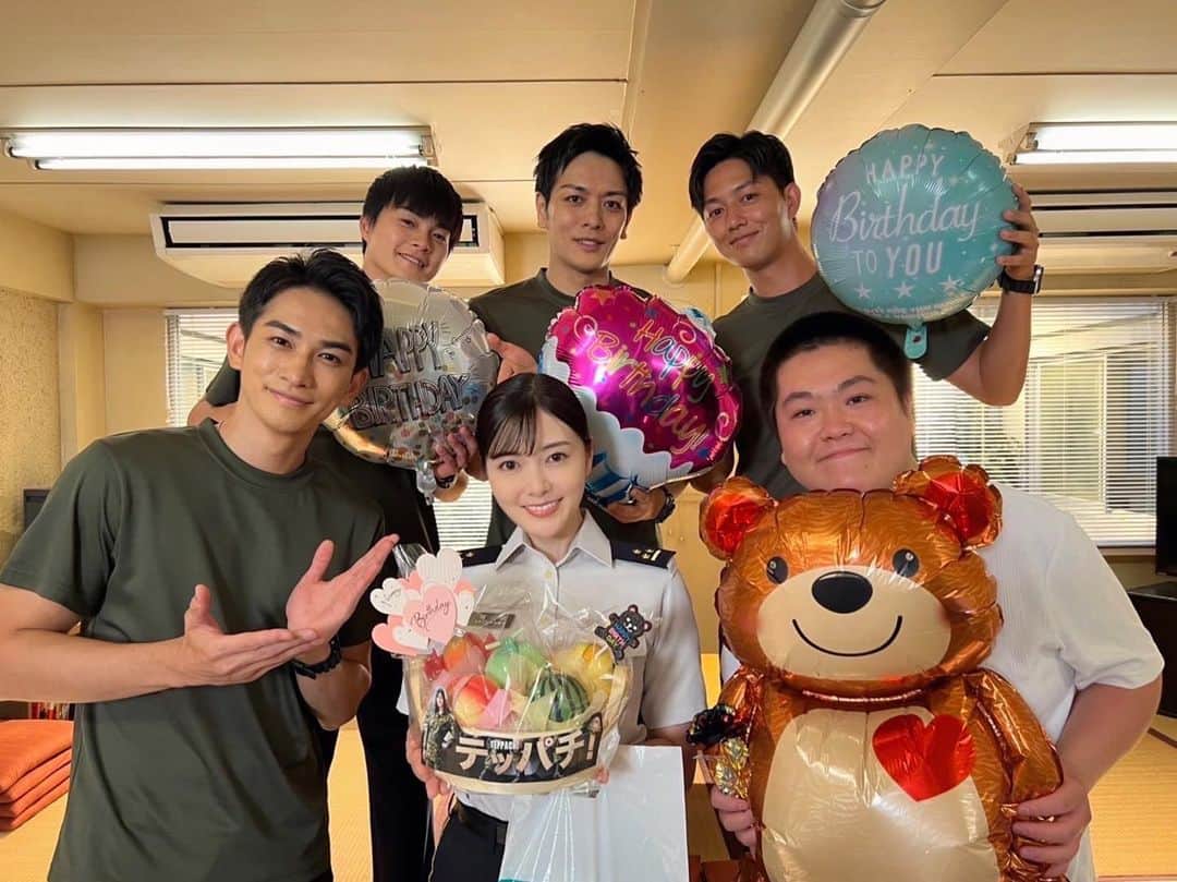 のインスタグラム：「テッパチの現場で お祝いしてもらいました🎉㊗️  まさかのおぐの登場にびっくり🧸 来ていただきありがとうございました！  温かい現場で素敵な方たちにお祝いしていただき、とても嬉しいです。  今週は第8話 みてくださいね〜！  @teppachi_8_」