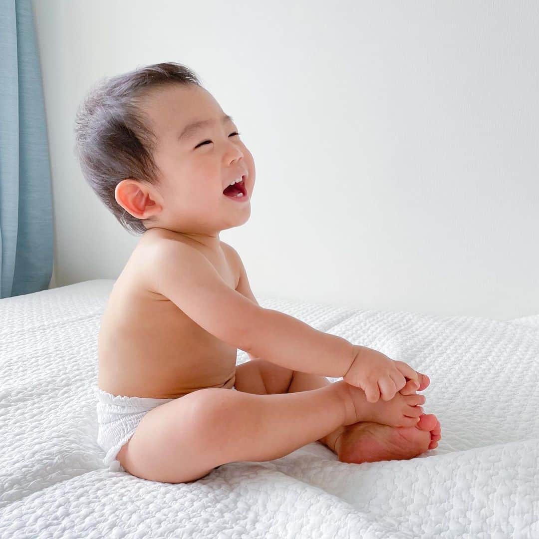 馬渕史香のインスタグラム：「少し前のお話ですが、息子の顔出し期間を終了しました🫣  この写真はちょうど1年前のやつ 　 　 具体的な時期は決めてませんでしたが、最初からそのつもりで、2歳の誕生日を過ぎて、“こども”になってきたなーって感じたので、アティパスさんのレポーターが終了したタイミングで止めることにしました 　 　 ここは私のアカウントだし、投稿が彼の意志ではないというのが大きな理由です✅  自分がされてたらって考えたらイヤやもんなー😅 というのが私の考えなので 　 　 あとは、彼の将来の選択肢を広げる（狭めない）ため🌱  TVでは、SNSで話題になったお子さんとかが、取り上げられたりしてるけど、 SNSに写真とかが上がってて、それがプラスに作用するのはごくごく稀なケースで、マイナスの方が多いと思うんだよね  この先、彼がなにをやりたいと思うかはまだわからないけど、その時に妨げになってしまう可能性もあるしね  そんな理由です💁‍♀️ 　 　 とはいえ、私たち両親の職業柄、今後、別の媒体で顔を出して登場なんてことがあるかもですが、SNSでは一旦終了です🐒 　 　 　 余談なんだけど、業界にいる人の端くれとして他の方の投稿見ててよく思うのは、今SNSでモデル応募とかしてる方たちで、もし将来お子さんにそうゆうお仕事をさせたいと思ってたら、競合とか使用期間については知っておいた方がいいですよーって教えたい😅 後々問題になるケースもいくつか見てるので👓 　 　 #fmk_clm  　 #あしざわ家 #赤ちゃんのいる生活 #令和2年生まれ #5月生まれ #男の子ベビー #令和ベビー #babyboy #2020baby #ずぼら主婦」