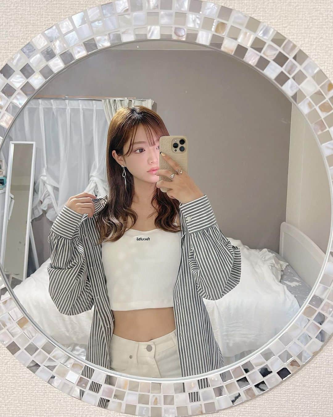 八千恵(やっちん)のインスタグラム：「プチプラでメンズライク🧑🏻‍🦲💙 . トップスは WEGOボトムスはユニクロ でそろえたよん✌︎ . ユニクロのバギーパンツ形よすぎて もう一個買おうとおもってる❤︎オススメ❤︎ . . #プチプラコーデ #ぷちぷらコーデ  #ユニクロコーデ #ユニクロ #wego #wegoコーデ #シルバーアクセサリー」