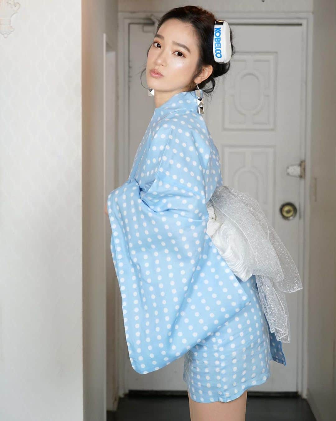 太田麻美のインスタグラム：「SARD浴衣💙🤍  浴衣×コスチュームのミニ浴衣👘 お気に入りすぎてサーキットでも着たくなりました☺︎  #yukata #japanese #racequeen #rq #model #costume #tgrteamsard #kobelco #kobelcogirls #浴衣 #ミニ浴衣 #浴衣ヘア #レースクイーン #コベルコガールズ」