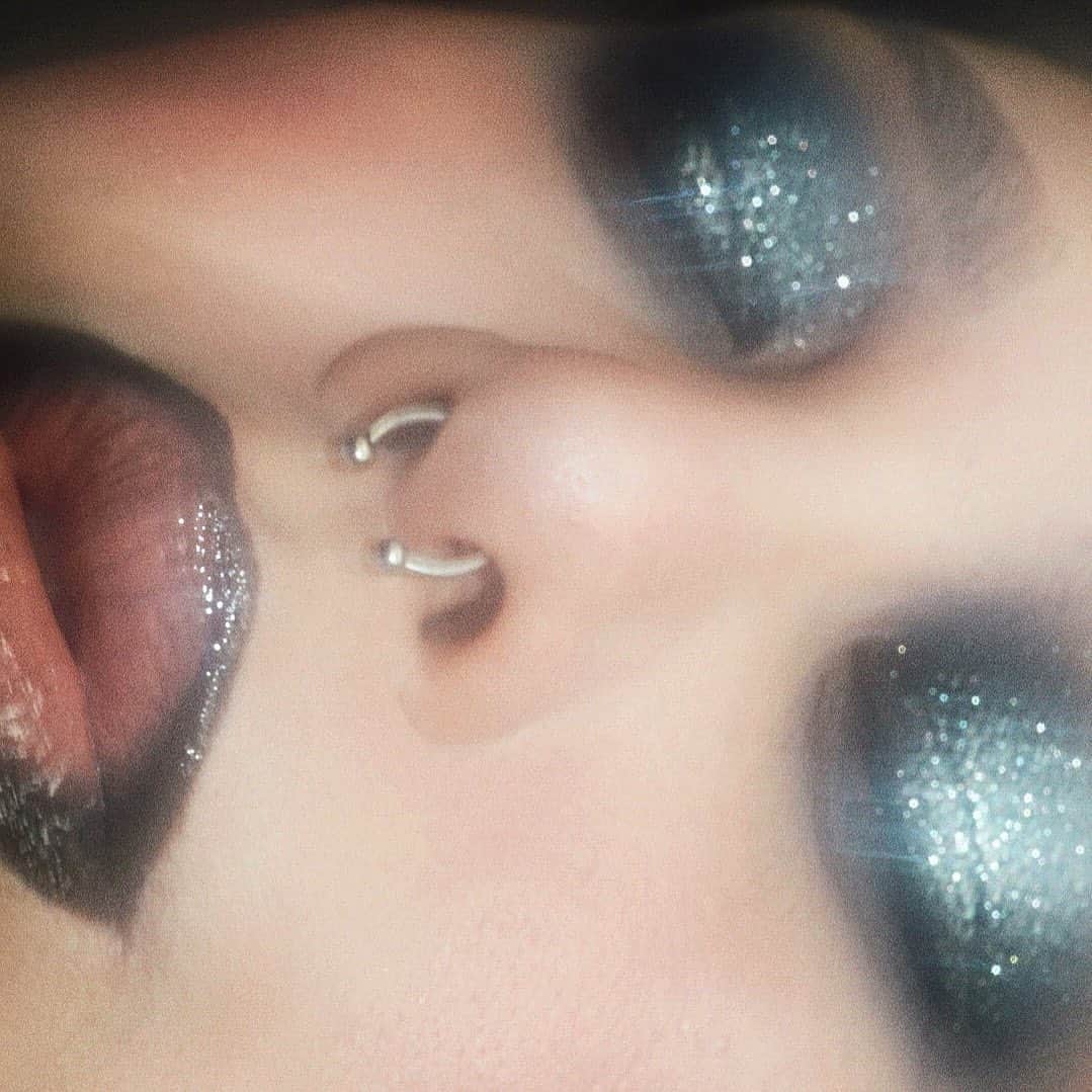 Sayaka Obaraのインスタグラム：「🖤🖤🖤 @kaleidosmakeup Black Jasmine palette. @meltcosmetics #meltpinksand cream blushlight, #meltnevermore blushlight, #meltblindfold lipliner & #meltwhora lipstick. @lhcosmetics shaping light highlighter & infinity glass. . . #kaleidosmakeup #meltcosmetics #lhcosmetics」