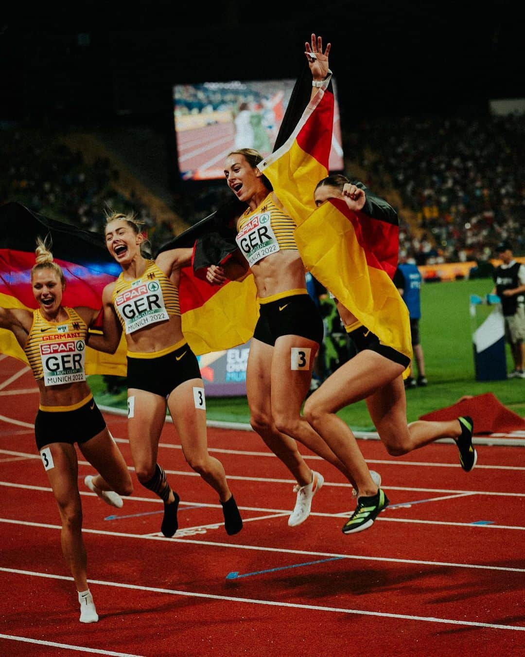 リーザ・マイヤーのインスタグラム：「4x1 EUROPEAN CHAMPION 🥺🥺🥹🥹 thank you, Munich! thank you, girls!  @lexbu @ginalueckenkemper @rebekka.haase @jessicabiancawessolly @tatjana.pinto @lisa_nippgen    📸 @philippreinhard」