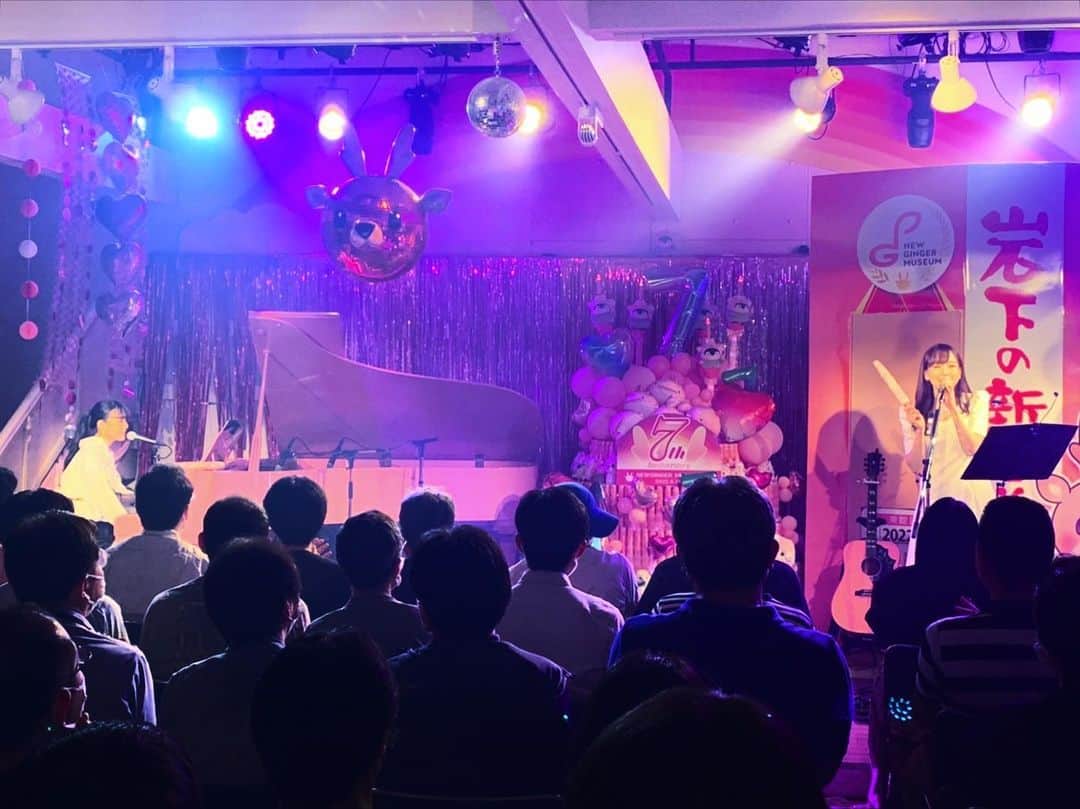 のインスタグラム：「. . 💘ライブ情報💘 秋のアコースティックライブ開催！ 【岩下の新生姜 × Bitter & Sweet アコースティックライブ Vol.7 ～Autumn～】  ＜公演日＞ 9月17日(土)  ＜開場／開演 時間＞ 開場15:00 開演15:30  ＜会場＞ 岩下の新生姜ミュージアム 住所：栃木県栃木市本町1-25（最寄駅：JR／東武 栃木駅北口から徒歩12分） ※駐車料金無料  ＜メール予約優先着席の受付開始＞ 8月24日(水)AM10:00～ 岩下の新生姜ミュージアム公式HPから 予約メール受付開始  入場・観覧無料  ※フリーライブですが、演奏たっぷりの特別なワンマンライブです。 ※予約人数に制限を設けております。 ※録音・録画・写真撮影は禁止とさせていただきます。  ぜひお越しください😊🌾🎼💗  #岩下の新生姜 #岩下の新生姜ミュージアム #ビタスイ  #アコースティックライブ」