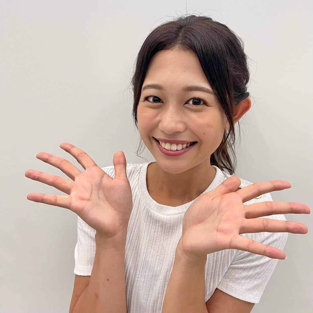 松﨑涼佳のインスタグラム：「はじめまして🍀 フジテレビアナウンサー入社1年目の 松﨑涼佳(まつざきすずか)です。  Instagramを始めました👏 お仕事や日常のことを発信していきます！ 一緒に楽しんでいただけたら幸いです。  皆様どうぞよろしくお願いいたします✨  #フジテレビ #フジテレビアナウンサー #新人アナウンサー #松﨑涼佳」