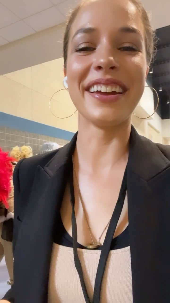 アレクシス・ナップのインスタグラム：「Comic con is the best job in the world. I’m in heaven 🥹 Dancing through the panels & sharing my airpods with my little crew crew 🥰🎶💞」