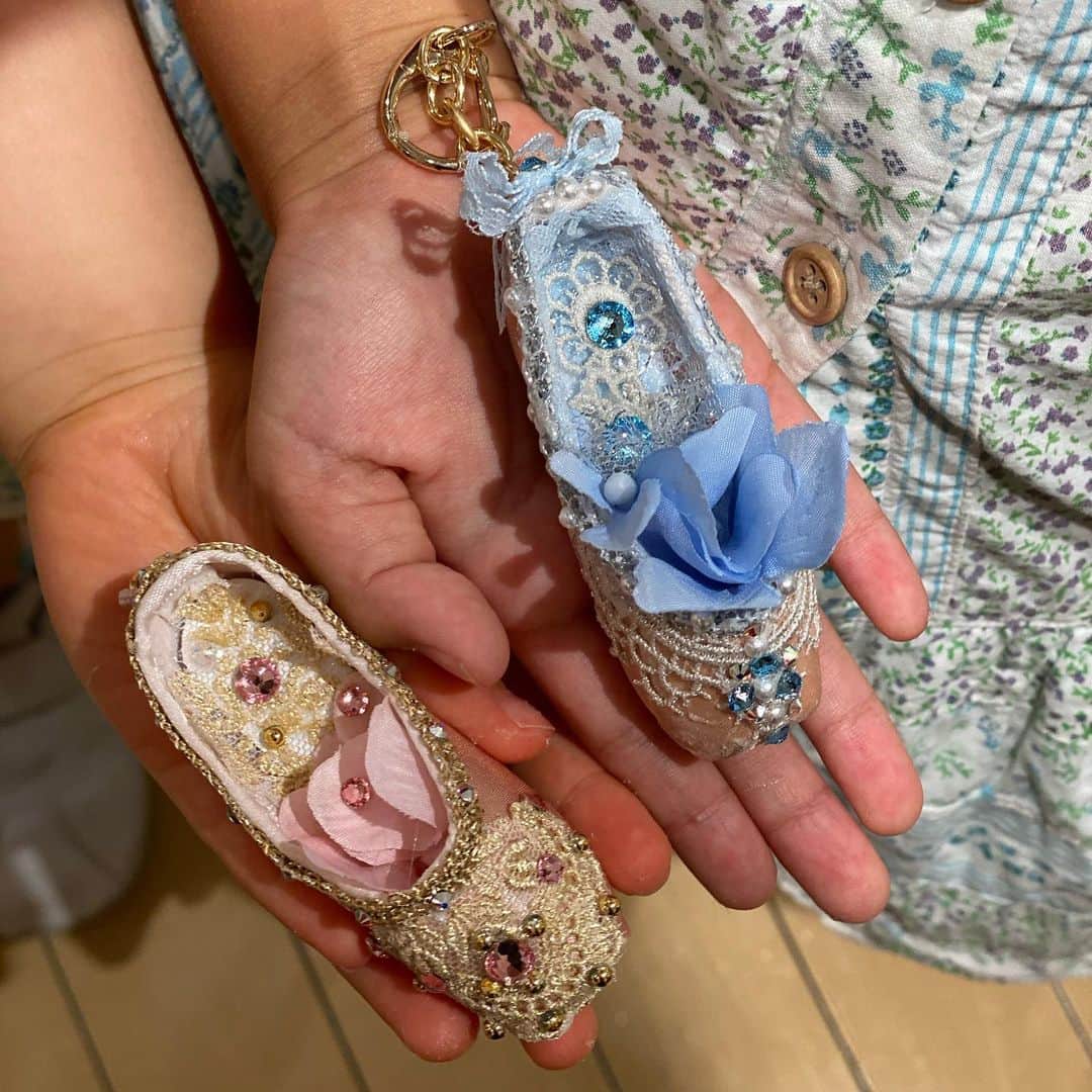 のインスタグラム：「先日、ちーさんと娘ちゃんとと、チャコットにてミニトウシューズ作りのワークショップに参加しました🩰💕 細かい作業だったのでなかなか難しく、親子で共同作業しながら、とっても可愛いものができて大満足でした😍✨  ちーさんの娘さんは#ブルーバード 娘は#金平糖の精  のモチーフでした🩰💕 どちらもとっても可愛い💓  娘達は同い年で、終始楽しそうに遊んでいて微笑ましかったです💕  #蓮水ゆうや さん 4枚目の写真、ちーさんの腕の筋が相変わらず素敵すぎて🤳✨ #チャコット #ワークショップ #ミニトゥシューズ」