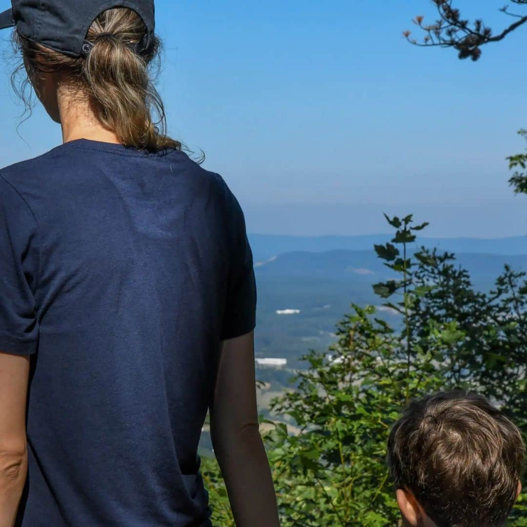 ブリタニ・クラインのインスタグラム：「A summer filled with #Pennsylvania hikes and exploring all of the fun and family-friendly stuff nearby.🌲🎟️ 🐮   What is your favorite #summer activity? I should probably start planning for next year already. 📑 #MomLife」