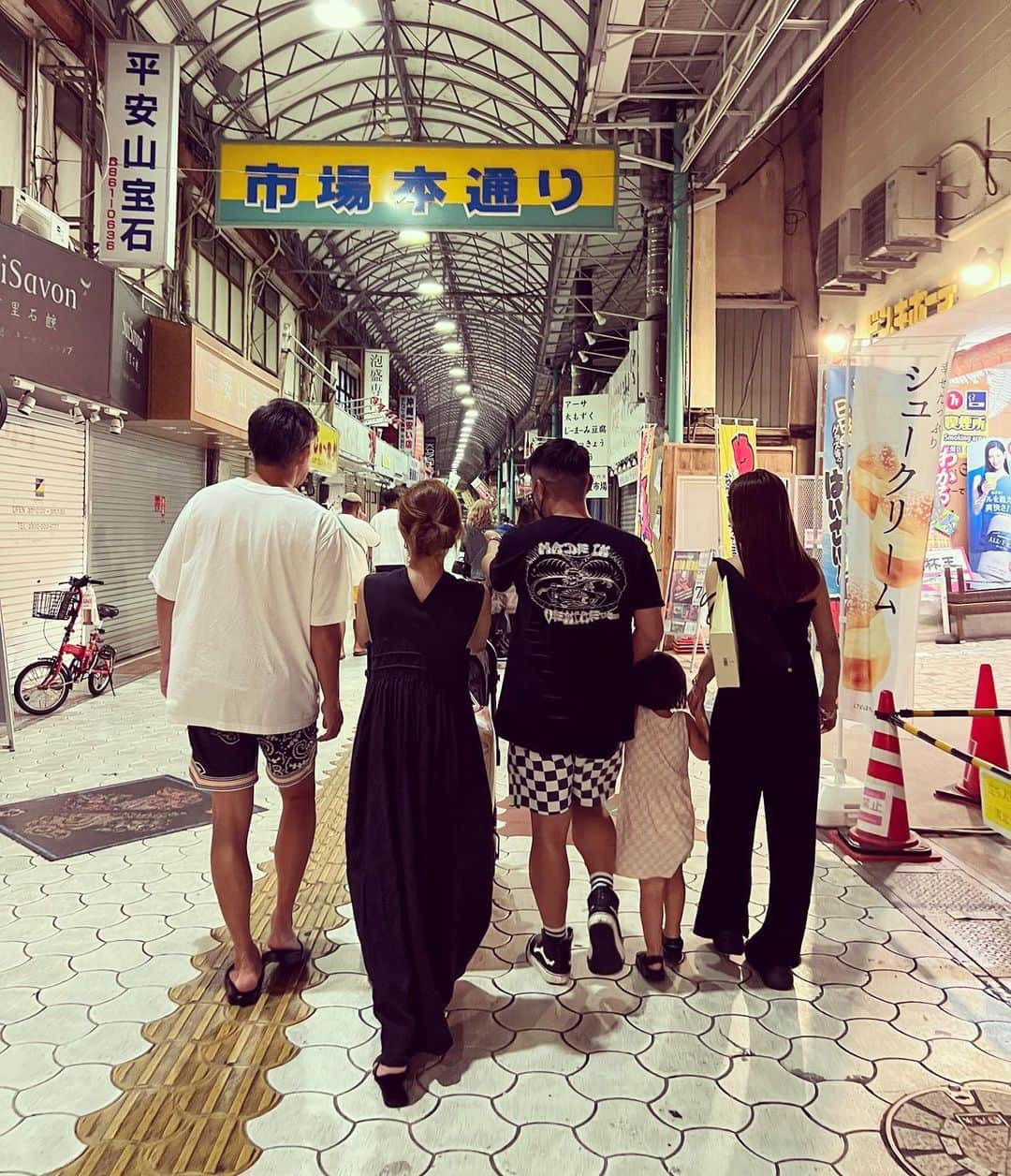 のインスタグラム：「約1年ぶりの沖縄🌺 @sekainoyamada @hiromu0820 お誕生日おめでとうございます🫶🏽🎉 気付けば2人ともかなり付き合いが長い🤣 15年は経ってるはずw これからもよろしく😍  #birthdaytrip #okinawa」