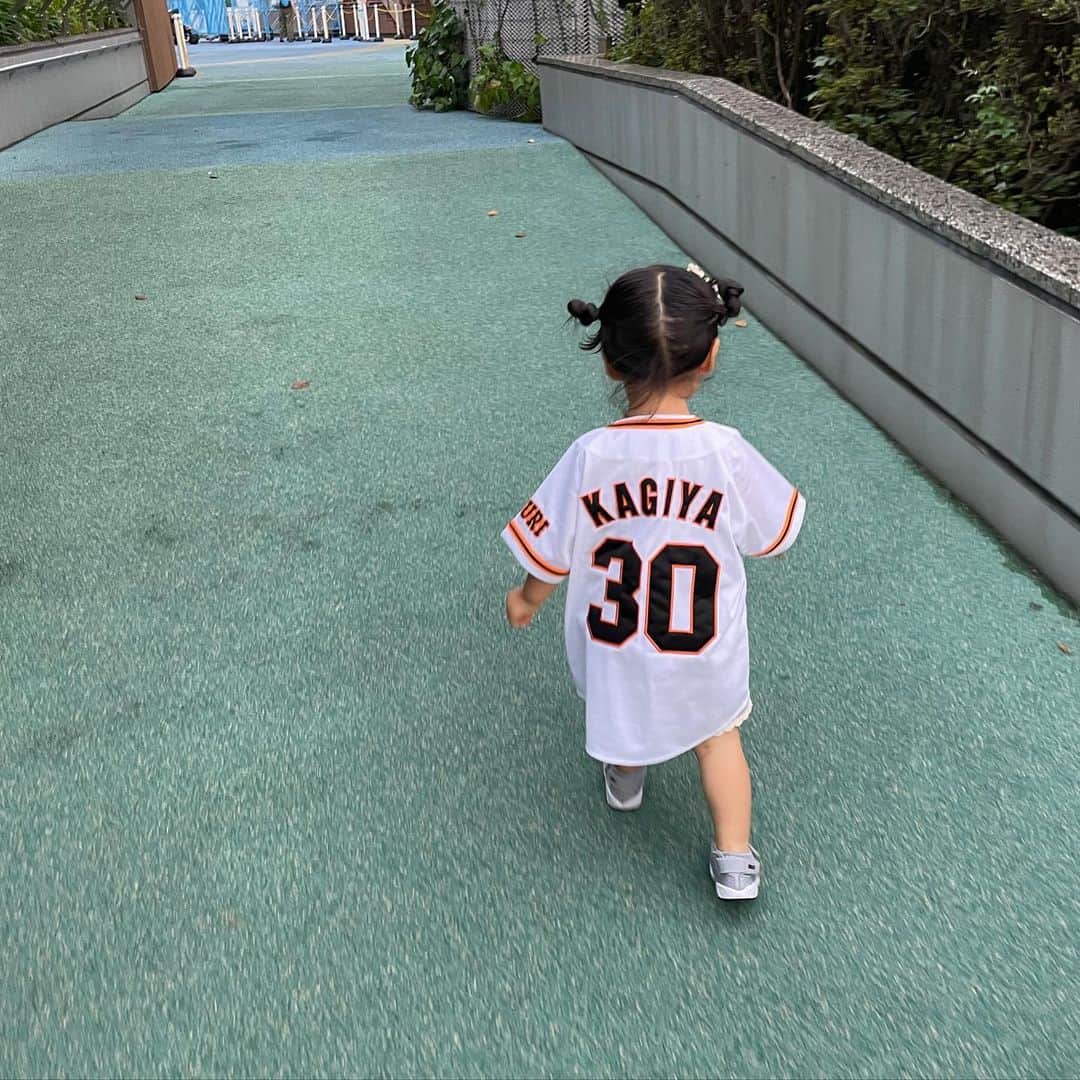 青谷優衣のインスタグラム：「久しぶりのドーム観戦！  パパのユニフォームを着た娘は一丁前に『上手ね〜』と、笑 最後までご機嫌で応援していました🐰  主人のチーズダッカルビもやっと食べられた🔥 ビールのつまみに最高の味でした💯  #giants #現地観戦」