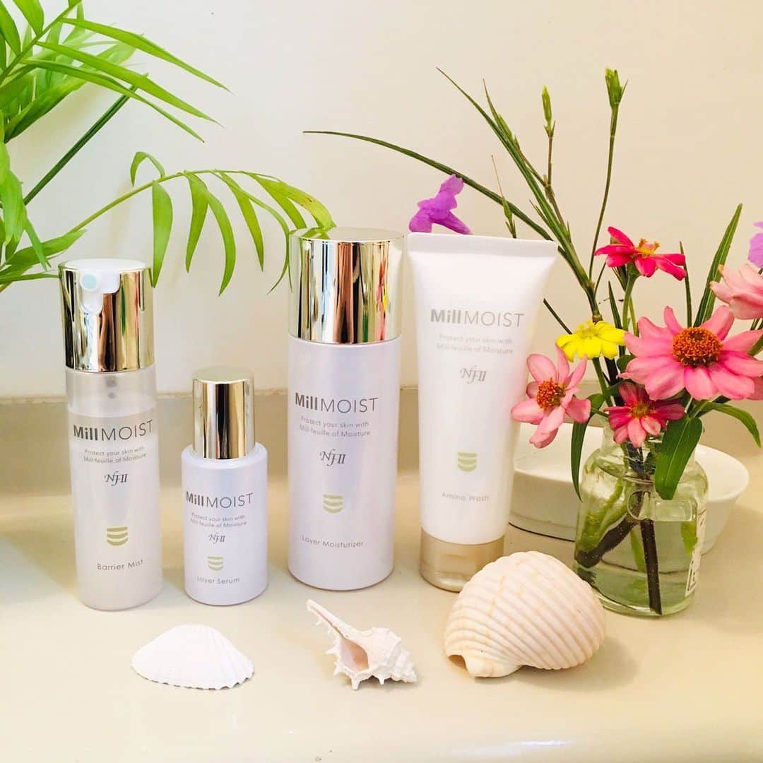amiのインスタグラム：「Favorite beauty products  気になっていたミルモイスト(MillMoist)  @mill_moist が届きました🤍  ． ミルモイストは、“肌が乾く「すき間」 「バリア機能」「水分を保持する皮膚の厚み」 という多重構造「ミルフィーユ保湿」の 新発想で「本来の乾燥対策」を実現した ブランドです✨  8種の高機能保湿成分を配合（ヒアルロン酸、 コラーゲン、エラスチン、ヒト型セラミド、NMF、 プラセンタ、Wハトムギ、スクワラン）しているよ✨  ． お肌にやさしい全品弱酸性、７つのフリー処方 なので安心して使えます❤️  写真のようにテクスチャーも 良くて伸びも良く、使いやすくて 気に入っています🤍  ぜひチェックしてみてね🥰  ． #millmoist #ファイン #ミルモイスト #乾燥肌スキンケア #保湿化粧水 （PR）」