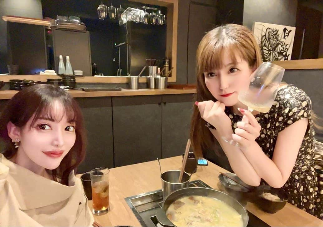 まろかのインスタグラム：「先日も . いつもの仲良しコンビ沙羅ちんと2人でdinner 🫰🏻💗  しかも . この日はクリニックにも遊びに来てくれたのだッ 🧸‪🤎  そして ...  🍒 とり料理 鳥者 🍒 様 に 、ぉ邪魔してきました 🫧🤍  ✨ 必殺コース ✨ を 頂きました 😘🥢  名物のとり料理をぉ洒落な空間で堪能してきたょ 🕊 ͗ ͗〰︎︎♡  御馳走様でした 💋 chu  ⭐️ https://s.tabelog.com/tokyo/A1303/A130302/13256955/party/175011804/?trailing_slash=true ⭐️  #まろか #拡散希望  PR @choja.ebisu  #トリドリベース #恵比寿グルメ #とり料理 #鳥者 #とり鍋 #恵比寿駅 #恵比寿焼肉 #恵比寿個室  #ましゅまろ #グラビアアイドル #グラドル #カウンセラー #アイドル #モデル #follow #followme #instagood #photo #selfie #girl #me #gravure #idol #model #sexy #style #japan #tokyo」