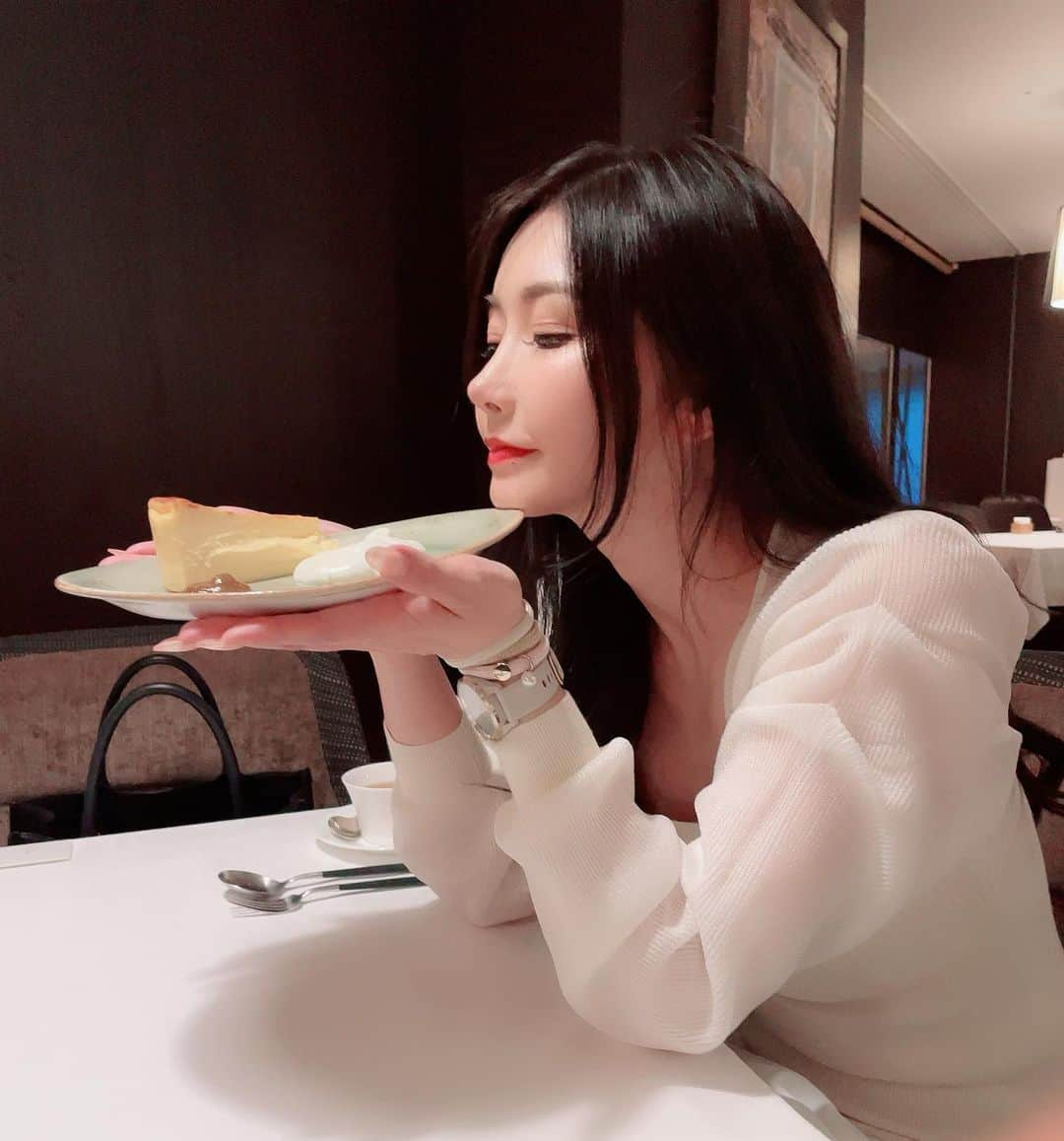 愛弓りょうさんのインスタグラム写真 - (愛弓りょうInstagram)「ご褒美❤️ ・ ・ ・ ・ #チーズケーキ #anaコンチネンタルホテル #eimyistoire #愛弓りょう」8月22日 10時01分 - ryo_ayumi1027