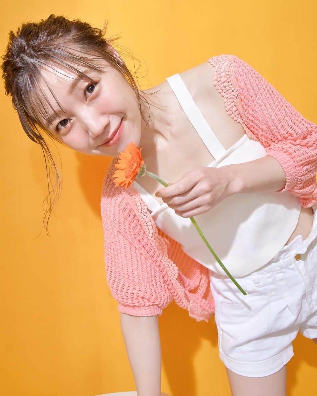 黒田りさのインスタグラム：「🌻 久しぶりに朝早めに外を出ると、もうすぐ夏が終わりそう。そんな気配！こんな季節には、私の愛する酔拳と蛇拳ポーズをぜひ見てください(2枚め、3まいめ)  kumaさんとジャッキーについて話せたのがうれしかった🤤🍶♡♡♡秋予定のmiho_ar展も楽しみです♡  #kumaxrisak#miho_ar#switch#jackiechan #drunkmonkey #ジャッキーチェン#酔拳#蛇拳#ジャッキーチェン好きな人と繋がりたい #ジャッキーチェン映画」