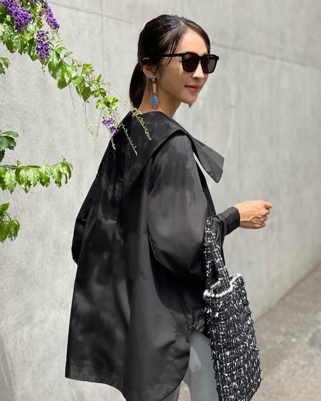 のインスタグラム：「- 今日は涼しかった✨ もうお盆も過ぎたし、涼しくなって秋になるのかな🍂  残りの夏を満喫するぞっ☀️  母と一緒にお買い物へ🛍  秋冬仕様のLinton Tweed bag 明日17時〜発売！」